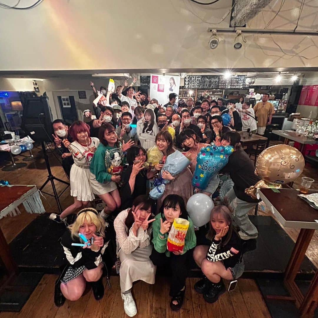 ericaさんのインスタグラム写真 - (ericaInstagram)「#cheapcream   先日はCHEAP CREAM loungeでした🍦 産休前、最後のイベント🥹🥹✨ 大好きな出演者&お客様に囲まれて 無事送り出してもらえました🩷  相変わらず皆がいろいろと考えて サプライズをしてくれて嬉しかったなぁ… そしてタペストリーの寄せ書きは どうやら旅をして帰ってくるみたい😌 産院に飾ります(大きいけど多分いけるはずw)  寂しいけど、多分すぐ帰ってくるから😆 またイベントやるよ‼️って時は是非お集まりください🔥 前ほど強いお酒を飲めるか分からないけど…🍾  今後ともCHEAP CREAMとDJ四捨五入と Hangoversをよろしくお願いいたします🌷」6月16日 18時50分 - dngnchan