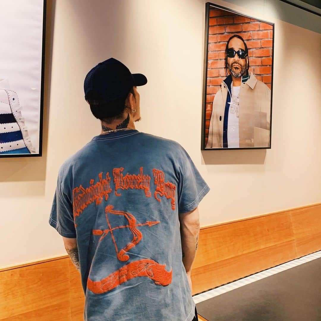 MABU（マブ）のインスタグラム：「🏹trust me🎗  自分でネイビーに染めて、自分で書いたデザインを自分で調合した色のインクで自分で刷ってプリント。 だから"trust me"でしょ？😏  @midnightlonelyboy」