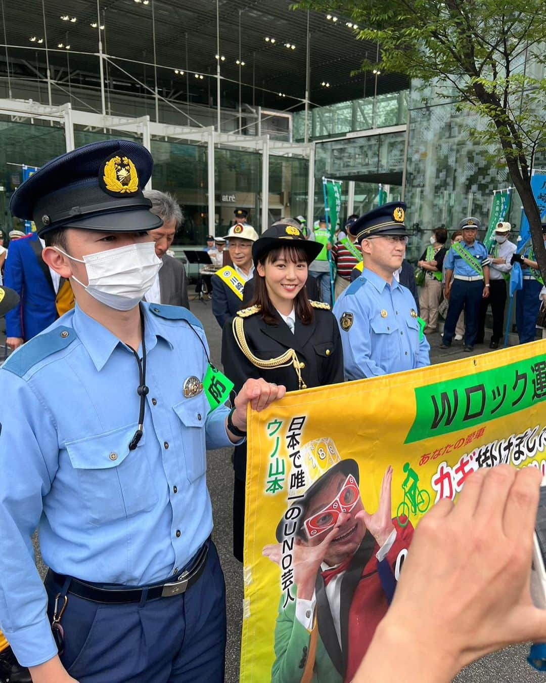 森千晴さんのインスタグラム写真 - (森千晴Instagram)「川崎警察署にて、一日警察署長を務めさせて頂きました！  人生で2度目の署長！敬礼も少し上達しました☺️  川崎は神奈川県で1番自転車の盗難が多い地域。鍵掛け、心掛け、ダブルローック！で、みんなで盗難を防止して行きましょう！！🔑  そして当日は雨予報の中、たくさんの方が見に来てくださって、森、感激でした！！ 「今朝のスポーツ&エンタみたよ！」 「フリートーク今朝も面白かったよ！」 「スゴニャンポーズして！🐱」 「坪井さんによろしくね！」  などなど、全部嬉しかったです！笑  そして皆さんが気になっていたウノ山本さん、底抜けに明るく進行してくださり、めちゃくちゃ良い方でした👮✨一日ありがとうございました！ @shimin_uno_yamamoto  #一日警察署長 #神奈川県警 #川崎警察署 #セントフォース #森千晴」6月16日 18時50分 - mori.chiharu