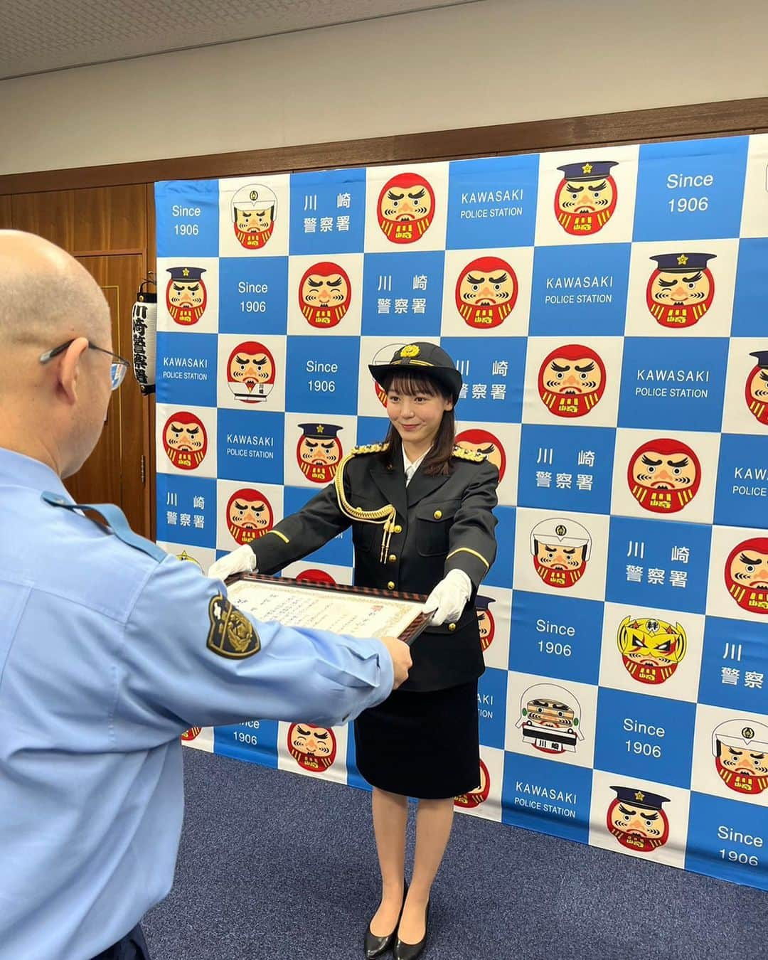 森千晴さんのインスタグラム写真 - (森千晴Instagram)「川崎警察署にて、一日警察署長を務めさせて頂きました！  人生で2度目の署長！敬礼も少し上達しました☺️  川崎は神奈川県で1番自転車の盗難が多い地域。鍵掛け、心掛け、ダブルローック！で、みんなで盗難を防止して行きましょう！！🔑  そして当日は雨予報の中、たくさんの方が見に来てくださって、森、感激でした！！ 「今朝のスポーツ&エンタみたよ！」 「フリートーク今朝も面白かったよ！」 「スゴニャンポーズして！🐱」 「坪井さんによろしくね！」  などなど、全部嬉しかったです！笑  そして皆さんが気になっていたウノ山本さん、底抜けに明るく進行してくださり、めちゃくちゃ良い方でした👮✨一日ありがとうございました！ @shimin_uno_yamamoto  #一日警察署長 #神奈川県警 #川崎警察署 #セントフォース #森千晴」6月16日 18時50分 - mori.chiharu