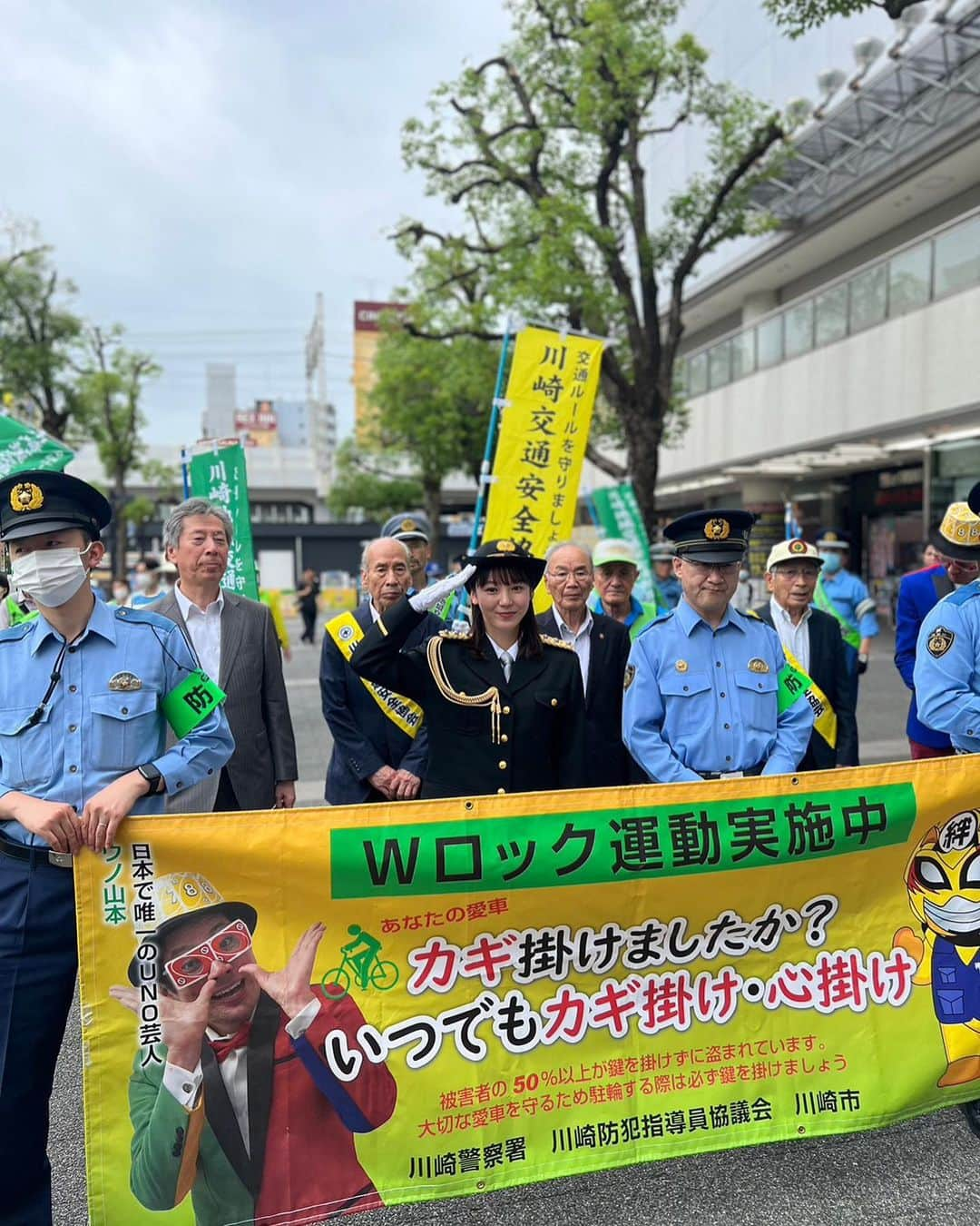 森千晴さんのインスタグラム写真 - (森千晴Instagram)「川崎警察署にて、一日警察署長を務めさせて頂きました！  人生で2度目の署長！敬礼も少し上達しました☺️  川崎は神奈川県で1番自転車の盗難が多い地域。鍵掛け、心掛け、ダブルローック！で、みんなで盗難を防止して行きましょう！！🔑  そして当日は雨予報の中、たくさんの方が見に来てくださって、森、感激でした！！ 「今朝のスポーツ&エンタみたよ！」 「フリートーク今朝も面白かったよ！」 「スゴニャンポーズして！🐱」 「坪井さんによろしくね！」  などなど、全部嬉しかったです！笑  そして皆さんが気になっていたウノ山本さん、底抜けに明るく進行してくださり、めちゃくちゃ良い方でした👮✨一日ありがとうございました！ @shimin_uno_yamamoto  #一日警察署長 #神奈川県警 #川崎警察署 #セントフォース #森千晴」6月16日 18時50分 - mori.chiharu