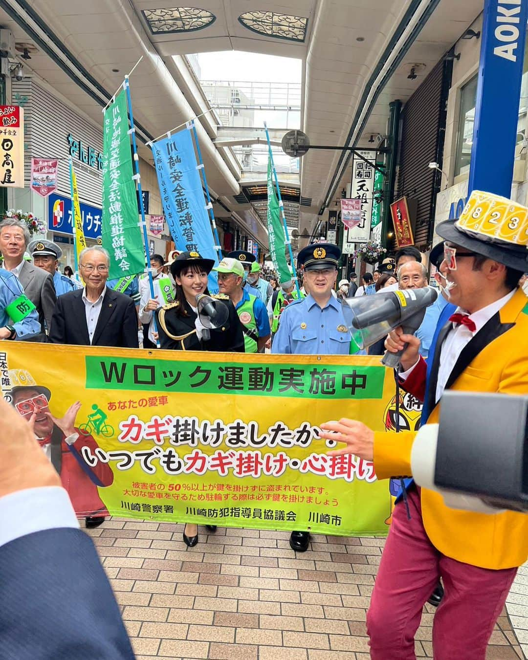 森千晴さんのインスタグラム写真 - (森千晴Instagram)「川崎警察署にて、一日警察署長を務めさせて頂きました！  人生で2度目の署長！敬礼も少し上達しました☺️  川崎は神奈川県で1番自転車の盗難が多い地域。鍵掛け、心掛け、ダブルローック！で、みんなで盗難を防止して行きましょう！！🔑  そして当日は雨予報の中、たくさんの方が見に来てくださって、森、感激でした！！ 「今朝のスポーツ&エンタみたよ！」 「フリートーク今朝も面白かったよ！」 「スゴニャンポーズして！🐱」 「坪井さんによろしくね！」  などなど、全部嬉しかったです！笑  そして皆さんが気になっていたウノ山本さん、底抜けに明るく進行してくださり、めちゃくちゃ良い方でした👮✨一日ありがとうございました！ @shimin_uno_yamamoto  #一日警察署長 #神奈川県警 #川崎警察署 #セントフォース #森千晴」6月16日 18時50分 - mori.chiharu