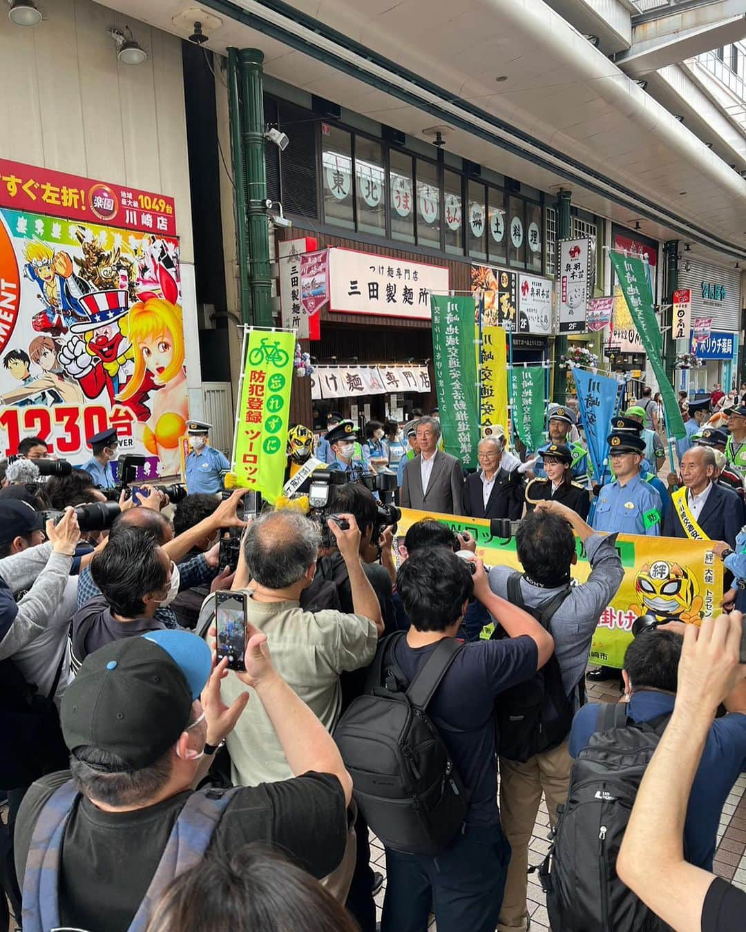 森千晴さんのインスタグラム写真 - (森千晴Instagram)「川崎警察署にて、一日警察署長を務めさせて頂きました！  人生で2度目の署長！敬礼も少し上達しました☺️  川崎は神奈川県で1番自転車の盗難が多い地域。鍵掛け、心掛け、ダブルローック！で、みんなで盗難を防止して行きましょう！！🔑  そして当日は雨予報の中、たくさんの方が見に来てくださって、森、感激でした！！ 「今朝のスポーツ&エンタみたよ！」 「フリートーク今朝も面白かったよ！」 「スゴニャンポーズして！🐱」 「坪井さんによろしくね！」  などなど、全部嬉しかったです！笑  そして皆さんが気になっていたウノ山本さん、底抜けに明るく進行してくださり、めちゃくちゃ良い方でした👮✨一日ありがとうございました！ @shimin_uno_yamamoto  #一日警察署長 #神奈川県警 #川崎警察署 #セントフォース #森千晴」6月16日 18時50分 - mori.chiharu