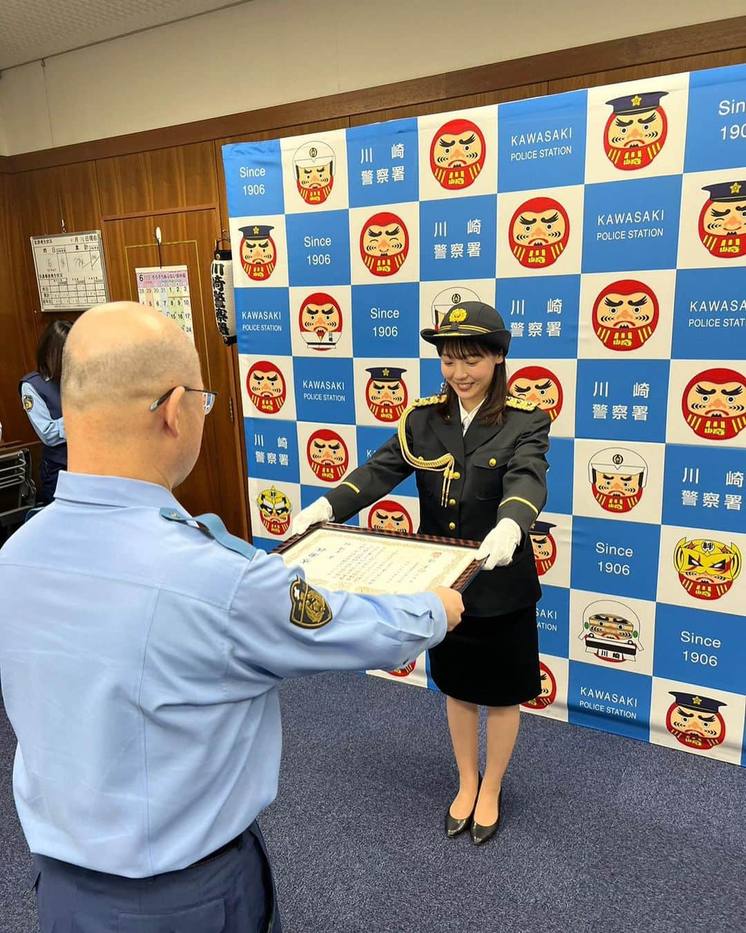 森千晴さんのインスタグラム写真 - (森千晴Instagram)「川崎警察署にて、一日警察署長を務めさせて頂きました！  人生で2度目の署長！敬礼も少し上達しました☺️  川崎は神奈川県で1番自転車の盗難が多い地域。鍵掛け、心掛け、ダブルローック！で、みんなで盗難を防止して行きましょう！！🔑  そして当日は雨予報の中、たくさんの方が見に来てくださって、森、感激でした！！ 「今朝のスポーツ&エンタみたよ！」 「フリートーク今朝も面白かったよ！」 「スゴニャンポーズして！🐱」 「坪井さんによろしくね！」  などなど、全部嬉しかったです！笑  そして皆さんが気になっていたウノ山本さん、底抜けに明るく進行してくださり、めちゃくちゃ良い方でした👮✨一日ありがとうございました！ @shimin_uno_yamamoto  #一日警察署長 #神奈川県警 #川崎警察署 #セントフォース #森千晴」6月16日 18時50分 - mori.chiharu