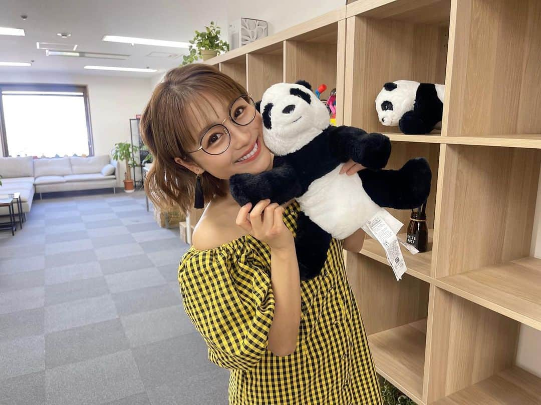 鈴木奈々のインスタグラム：「今日はパンダスタジオで収録でした😊 パンダ🐼いっぱいいたよー✨ #テレビのお仕事」