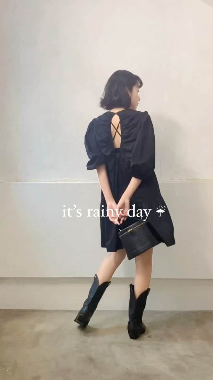 のインスタグラム：「Coordinate 😋  梅雨時期はミニワンピ着たくなる🖤 服が濡れて気持ち悪いのがいやだから。笑 そして足露出面積を減らすため← ブーツ（レインブーツ含め）必須。笑  dress @zara  Bag ふりまっ！ Boots @moussyofficial   #fashion #blackdress #コーディネート #梅雨コーデ　#レインブーツ出すのめんどくさがった #スタイリスト　#オシャレは自由　#ちねんすたいる」