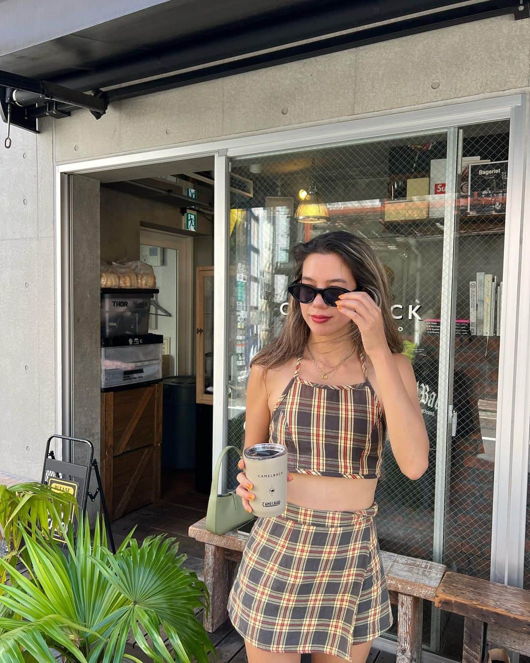 Rika Vanessaさんのインスタグラム写真 - (Rika VanessaInstagram)「奥渋にあるカフェ  @camelback_tokyo 🏠☕️🌿✨  とっても気持ちいい場所！   @camelbak_jp のタンブラーは 保温・保冷性能が高く、 今日みたいな暑い日は 時間が経っても氷が溶けず ずっと冷えたアイスコーヒーが のめるから最高でした☀️✨  #キャメルバック #camelbak」6月16日 18時49分 - rikavanessa._