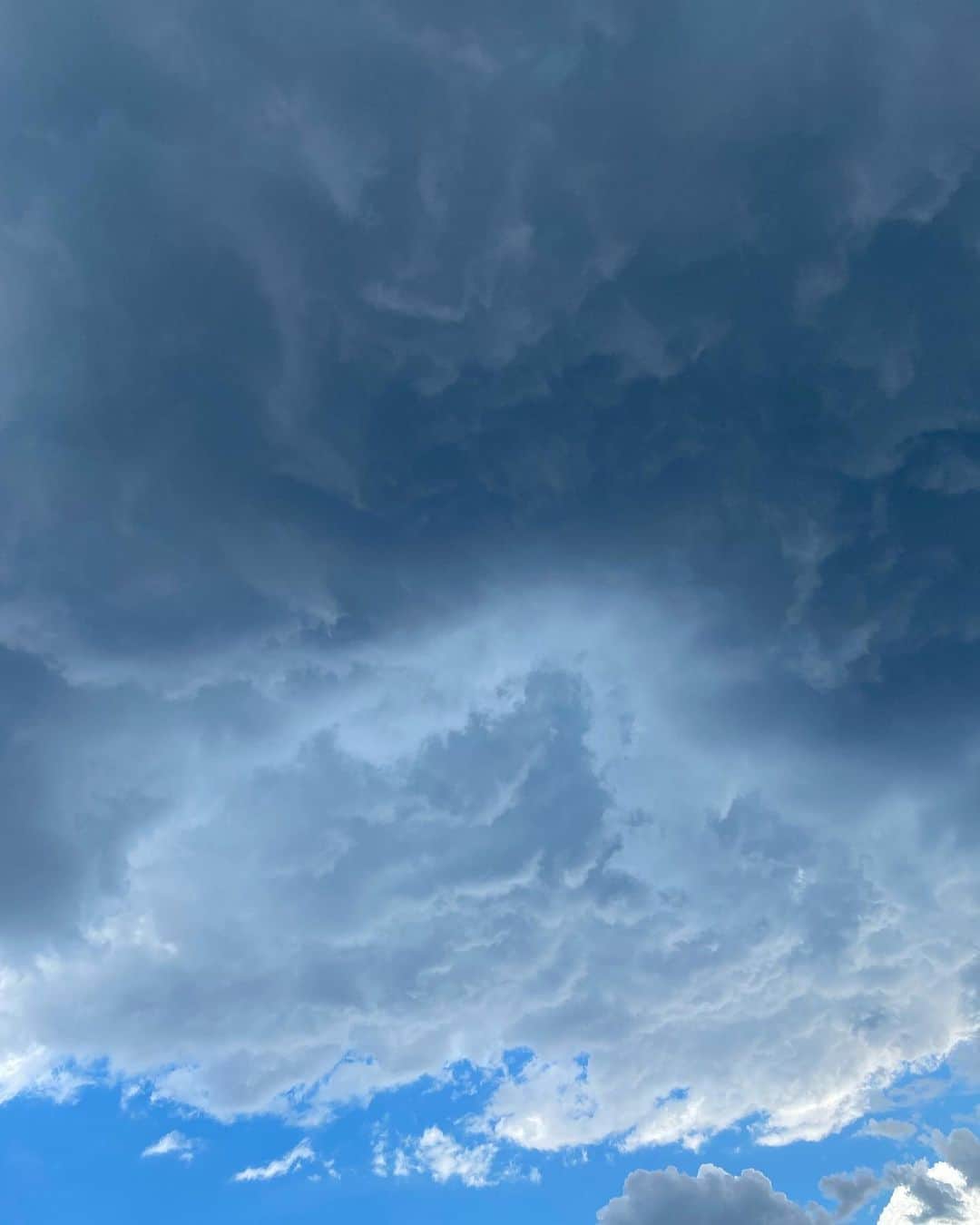 佐伯紅緒のインスタグラム：「ふと見上げたらすごい雲。  なにかが隠れていそうです。  #雲 #clouds」