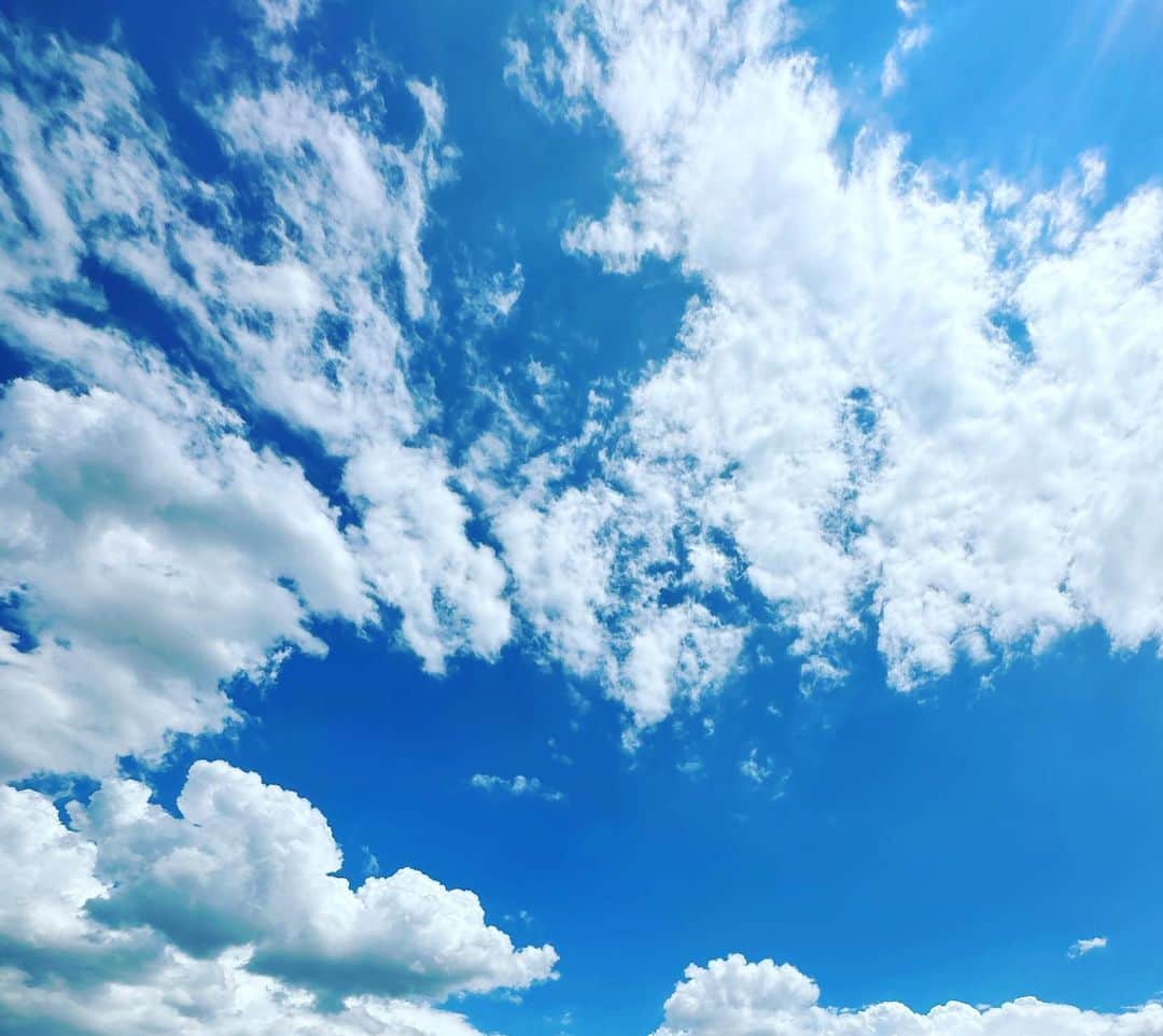 香坂みゆきさんのインスタグラム写真 - (香坂みゆきInstagram)「青空  #梅雨の晴れ間  #空  #❤️」6月16日 13時21分 - miyuky__way