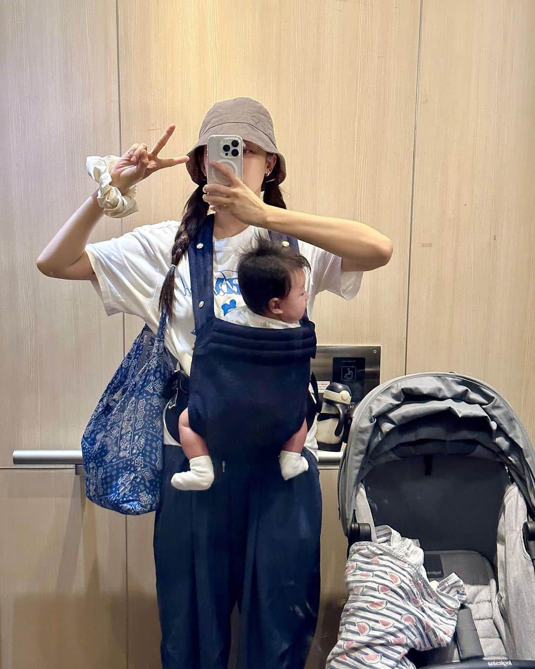 ヒョンア のインスタグラム：「👨‍👩‍👧‍👦 . 강원도 여행에서 잔잔한 몸살기운과 등에 담을 획득해서 돌아왔습니다.😇 - 아 ㅜ」