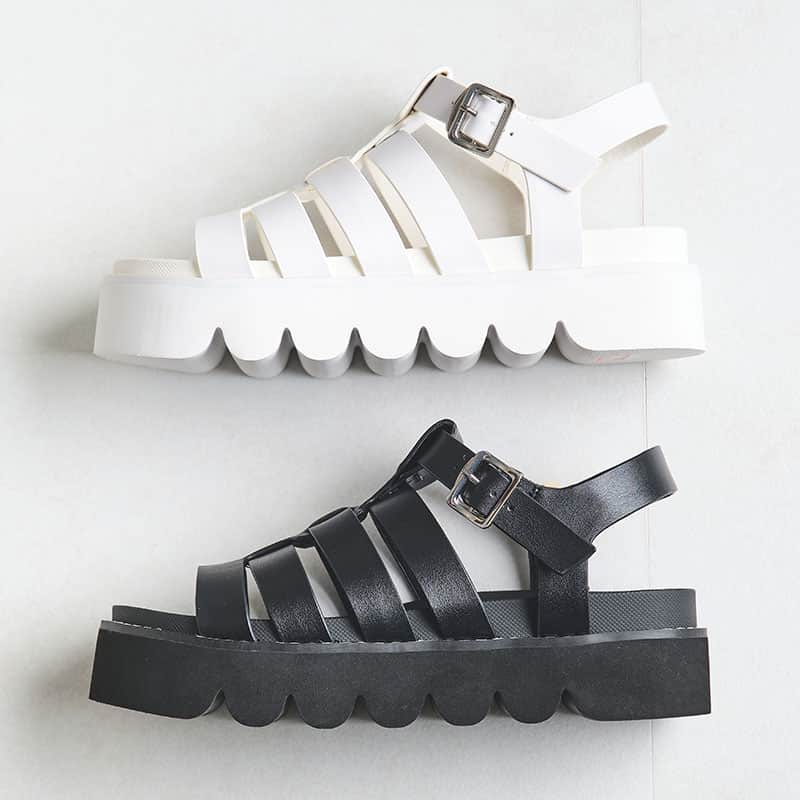 ORiental TRaffic HKのインスタグラム：「【#編輯推介﹕Thick Sole Gurkha Sandals】  厚底Gurkha涼鞋高低差小，可以輕鬆穿著又顯腿長  露更多腳趾令你更涼快，或者可襯彩色襪子等單品，配短褲打造可愛造型  2色入 - Link in bio  ✨鞋款買滿兩對或以上可享額外9折優惠 更多優惠詳情，請向店員查詢  #ORientalTRaffic #NewArrival #Spring #Summer #23SS #Sandals  #日本 #日本品牌 #春季鞋款 #夏季鞋款 #涼鞋」