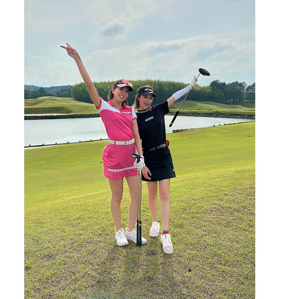 nawachanさんのインスタグラム写真 - (nawachanInstagram)「．  《あれちゃんとラウンド⛳️ @alex_golf_0925 》  👚Samanthaコーデ👚　  ライコレぶり♡ あれちゃんのナイス ショットスライドしてみてね♡ べたぴん‼︎バーディだったの♡  あの時はあまり話できてなくて、今回お誘いいただいてめちゃ仲良くなれた気分🥺❤️  あれちゃんファミリー ３組に仲間入り させてもらった✨  素晴らしい方 と出会いラウンド⛳️ できて楽しかったっ♡🤣  アレちゃんの旦那さん めちゃ面白くて はじめまして〜なのに 友達のよーに接して くれて凄く気分よき✌️ 1回ライコレでみてくれてたみたいだけど はじめましてだよ😂  ９月のコンペまでに お家🏠遊びに行くっ♡  ドライバー気持ちよく 触れてる最高です🙌🙌  ．  #ゴルフウェア#ゴルフラウンド#ゴルフ女子#初心者#⛳️#🏌️‍♀️#ゴルフ男子#ゴルフ馬鹿#ゴルファー#ゴルフ場#ゴルフ好きな人と繋がりたい#ゴルフ好き#ゴルフ好きな人と仲良くなりたい#golf#Instagram」6月16日 13時31分 - nawachan.golf_official