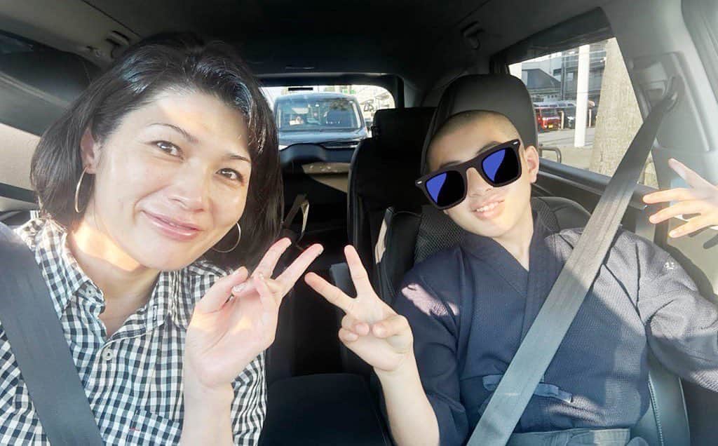 岡本安代のインスタグラム：「【市総体参上！】 保護者業、始動。 本日、市総体２日目です。 連日の早朝始動、ニワトリになった気分です。 （言わせておいて〜(￣∇￣)）  今日の鹿児島は 気持ち良すぎるほど晴れていて、梅雨を忘れてしまうほどです。  束の間の晴れ間を有効活用したいと思いながらも、試合会場の１日。 しっかりと息子の勇姿を焼き付けて参ります。  写真は、会場に向かう車中にて。 あまりの朝の早さに日焼け止めを塗るだけで精一杯。  スッピン力を上げようと、笑顔を心がけています。 ↑どうなの、これ(￣ ￣)  あまりに急ぎ過ぎて、 日焼け止めを塗り過ぎるサスペンス。 ミステリー級に顔がテカテカしているけれど、 塗り忘れるより幸せです。 ____ええ、間違いありません。  今日も素敵な１日になりますように。  #走り続ける岡本家 #５人の子育てママウンサー #岡本安代」