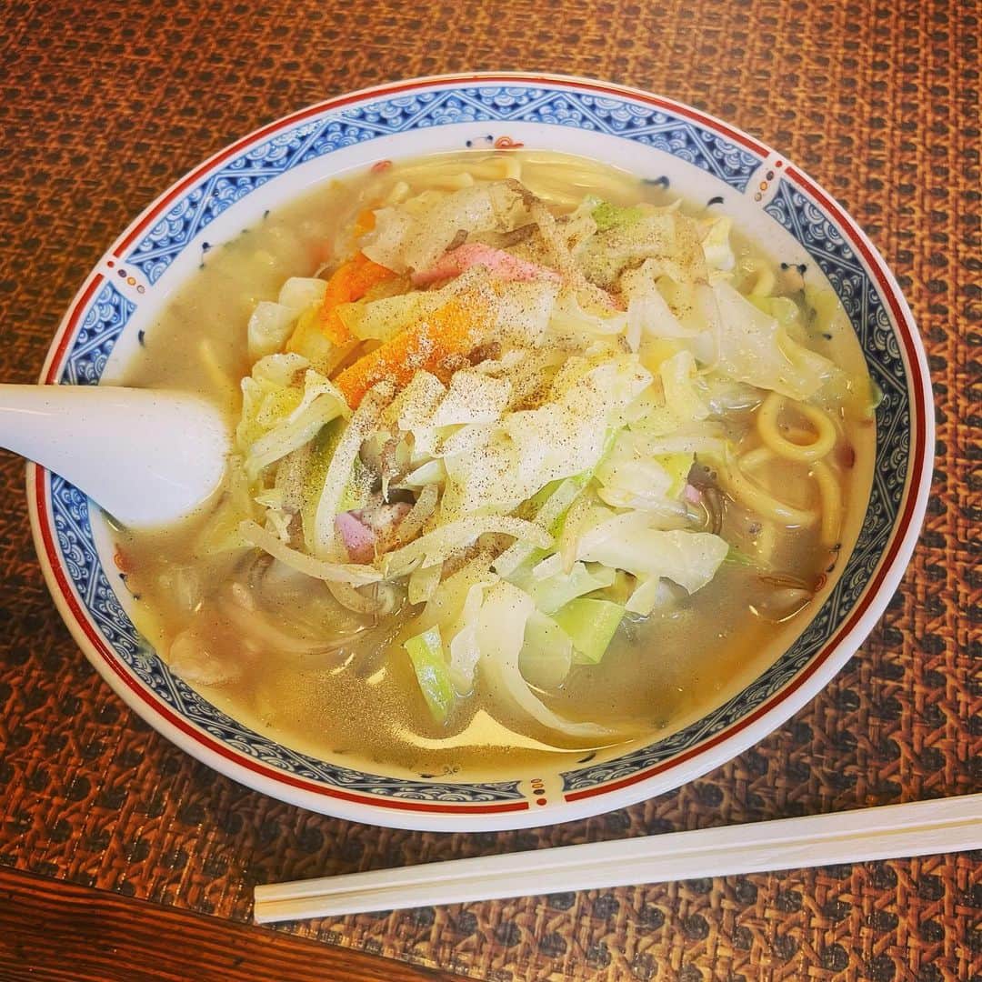 佐野史郎のインスタグラム：「先日、福岡滞在中、ホテルの近くの食堂に何気なく入ったところ、チャンポンがとっても美味しかったので、翌日は気になっていたカツ丼を。 松江の ＃喫茶MG のカツ丼に通じる美味しさでした‼︎たまごの白味がトロトロしてるのが嬉しいんですよね^_^ #ちゃんぽん #カツ丼 #花びし #福岡」