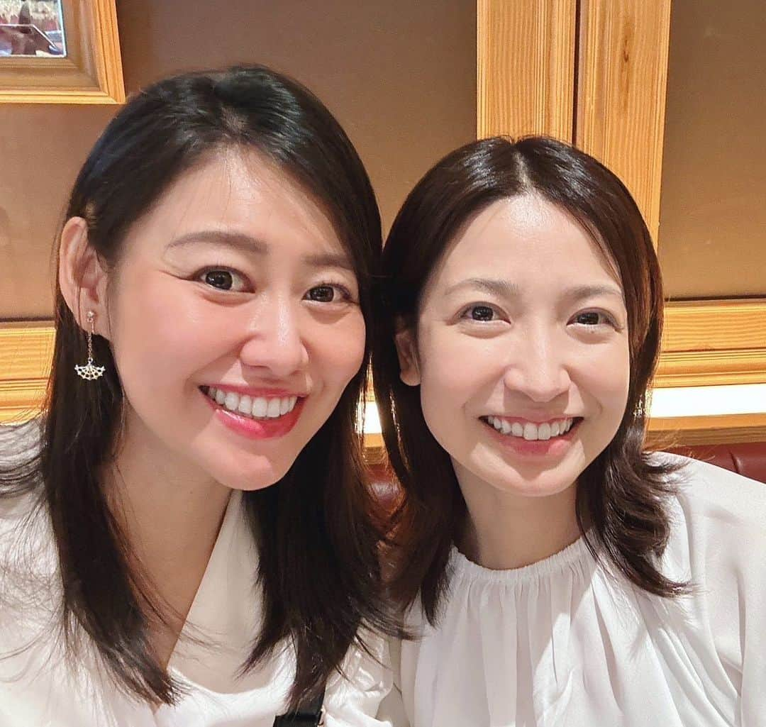 田野辺実鈴のインスタグラム：「またまた、 会いたかった人と会っちゃった話ー❣️ 都内でばったり！ アナウンサー同期の高橋友希ちゃんと会いました😳😳❤️ 前日くらいにメッセージのやりとりしてたから、よりびっくり🫢💕 こういう時に限って、メイクせず日焼け止めだけ塗って出かけちゃってたので、、 今度はちゃんとオシャレして会いたいなぁ😆 友希ちゃんは、切れ間なくご活躍でアクティブで、話しているだけでエネルギーを分けてもらえちゃうような、キラキラな友達なんです😆✨ 少しの時間だけど、お茶しておしゃべりして、最高のリフレッシュになりました☕️💕 #フリーアナウンサー高橋友希 ちゃん #アナウンサー同期 #偶然会った話 #このあともお仕事だったみたいでお疲れ様です」