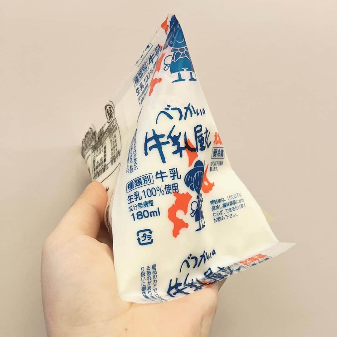 鈴木芽生菜のインスタグラム：「東京でも買えたら良いのになぁ🐮🥛  #べつかいの牛乳屋さん #牛乳 #牛 #ミルク #milk #北海道 #北海道グルメ #アイドル #アプガ」