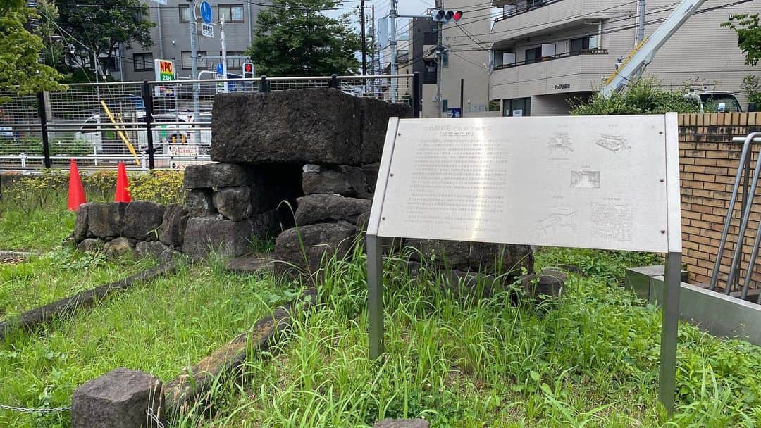長谷川ヨシテルのインスタグラム：「いつもの草野球場へのルートを変えたら、偶然「松平摂津守屋敷跡 下水暗渠」を発見！🏯 松平摂津守家は高須藩(岐阜県海津市)のお殿様で、幕末に活躍した高須四兄弟を輩出してますね！  四ツ谷にあった屋敷に使われていた石積みの水路を「落合水再生センター」に一部移して復元したみたい！ 素材は伊豆の安山岩で、江戸城の多くの石垣と同じものだそう🏯  ヒット打てなかったけど、知識のヒットを得られた感！」