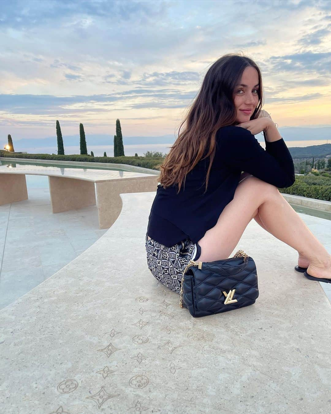 アナ・デ・アルマスさんのインスタグラム写真 - (アナ・デ・アルマスInstagram)「Bye Greece, you are stunning. ✨ Thanks @louisvuitton for making this experience so wonderful! 🫶🏻 Looking forward to our next adventure.」6月16日 13時59分 - ana_d_armas