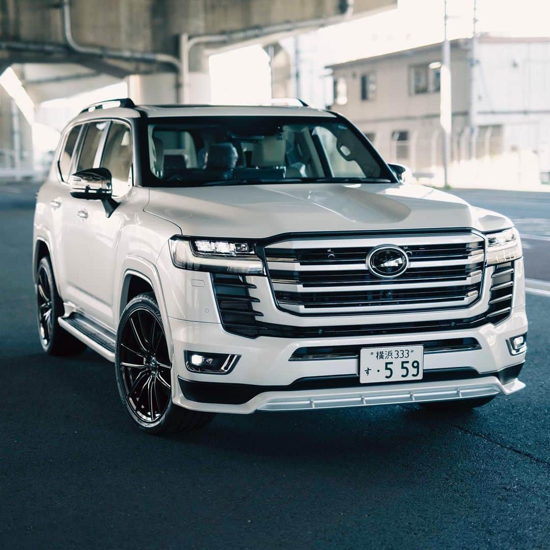 織戸学のインスタグラム：「@fujitsubo.exh   FUJITSUBO よりランクル300の 車検対応エキゾースト  しっかりTESTをして制作されているので、 安心です。  soundもnormalとは違いかなり、重低音の心地良いsoundが室内に響きます。  特に泊まる時の Shift downの音は最高。  定価：118,000円(税別)  https://www.fujitsubo.co.jp/products/detail/2975  ランクル300用 オリジナル鍛造wheelも order受け付けております。  お問い合わせ下さい。  info130r@130r-yokohama.com  #maxorido #fujitsubo   #ランクル  #ランクル300」