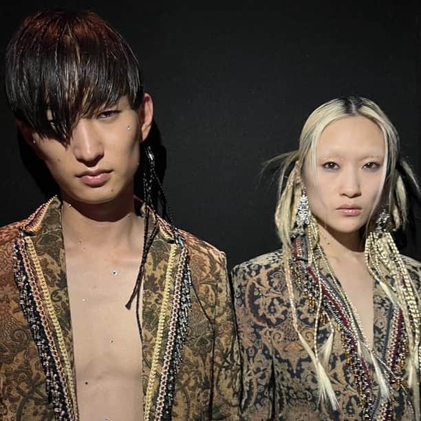 資生堂 のインスタグラム：「Fashion Cantata from KYOTO 2023 [きらめく私に、恋をする。]  tanakadaisuke 2023 A/W Collection Hair : Hirofumi Kera @kerareation  Makeup : Ai Nieda @ai_n_____   @daisuketanaka18  @tanakadaisuke_official   #ファッションカンタータ #fashioncantata #tanakadaisuke #fashioncantata2023 #計良宏文 #贄田愛 #hirofumikera #ainieda   link in bio for more info」