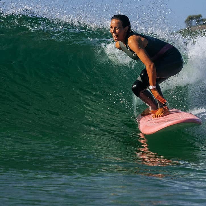 サリー・フィッツギボンズのインスタグラム：「Nothing beats a bit of slidin stokeee… keeping the vibes high when the waves are small 🌊 ———— #SallyFitz signature @softech_softboards  @fcs_surf」