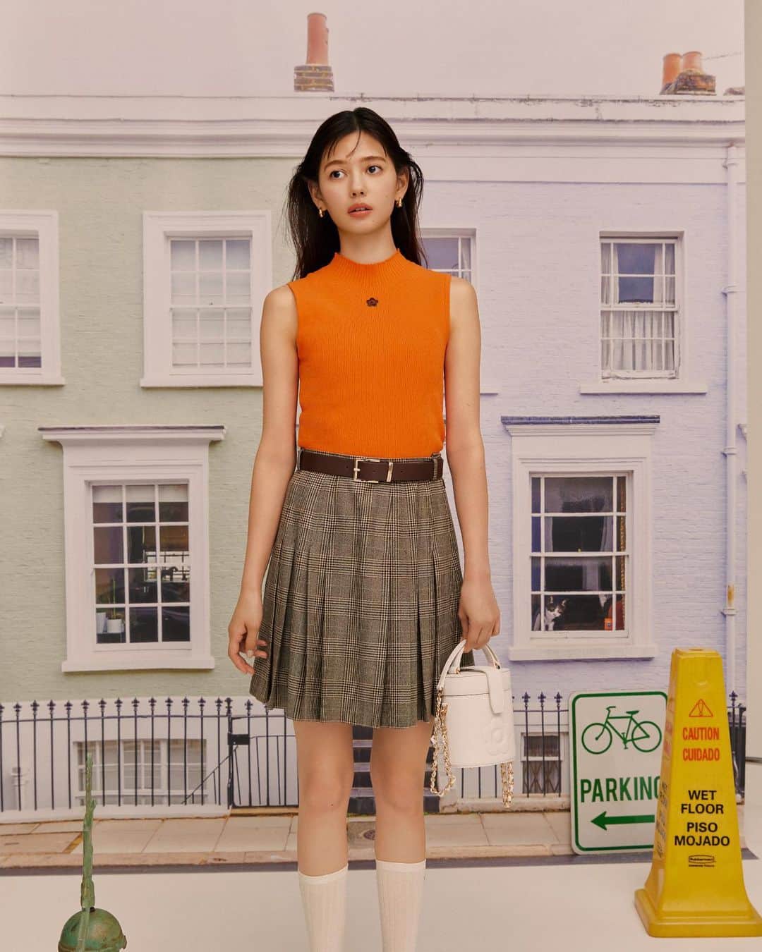 のインスタグラム：「- 6月16日(金) 本日より先行予約開始 LILY BROWN×MARY QUANT - LILY BROWNとMARY QUANTの コラボレーション第2弾！ MARY QUANTのロゴと シンボルであるデイジーをワンポイントに カラフルなバリエーションのタンクトップや トレンド感のあるシアートップスなど この夏を楽しめるラインアップ - 【LILY BROWN×MARY QUANT 第2弾 コレクションの販売について】 全国発売日：6月23日(金)  取扱店舗： ・LILY BROWN全国直営店 ・オフィシャルオンラインストア ・MASH STORE（公式アプリ） ・USAGI ONLINE - 先行予約開始日：6月16日(金)12:00(正午) ・LILY BROWNオフィシャルオンラインストア ・USAGI ONLINE ・MASH STORE（公式アプリ） - ▼詳しくはこちら https://lily-brw.com/ - ※マリークヮント全国のショップ及び マリークヮントオンラインショップでは お取り扱いがございません - #MARYQUANT #LILYBROWN #LILYBROWNxMARYQUANT - #マリークヮント #リリーブラウン #リリーブラウンxマリークヮント #リリーブラウンxマリークヮントコラボ #コラボ商品 #コラボアイテム #コラボレーション」