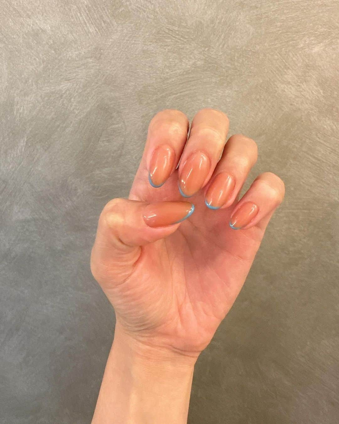 鷲見玲奈さんのインスタグラム写真 - (鷲見玲奈Instagram)「. New nail💅  久しぶりにmikaちゃん( @nailist_mika )に会えました🥹  カフェラテみたいな茶色に水色の細フレンチに🤎🩵 お気に入りです🥰  mikaちゃんありがとう！  #夏ネイル #シンプルネイル #ネイルデザイン #大人ネイル #ネイルアート #フレンチネイル」6月16日 14時07分 - sumi__reina