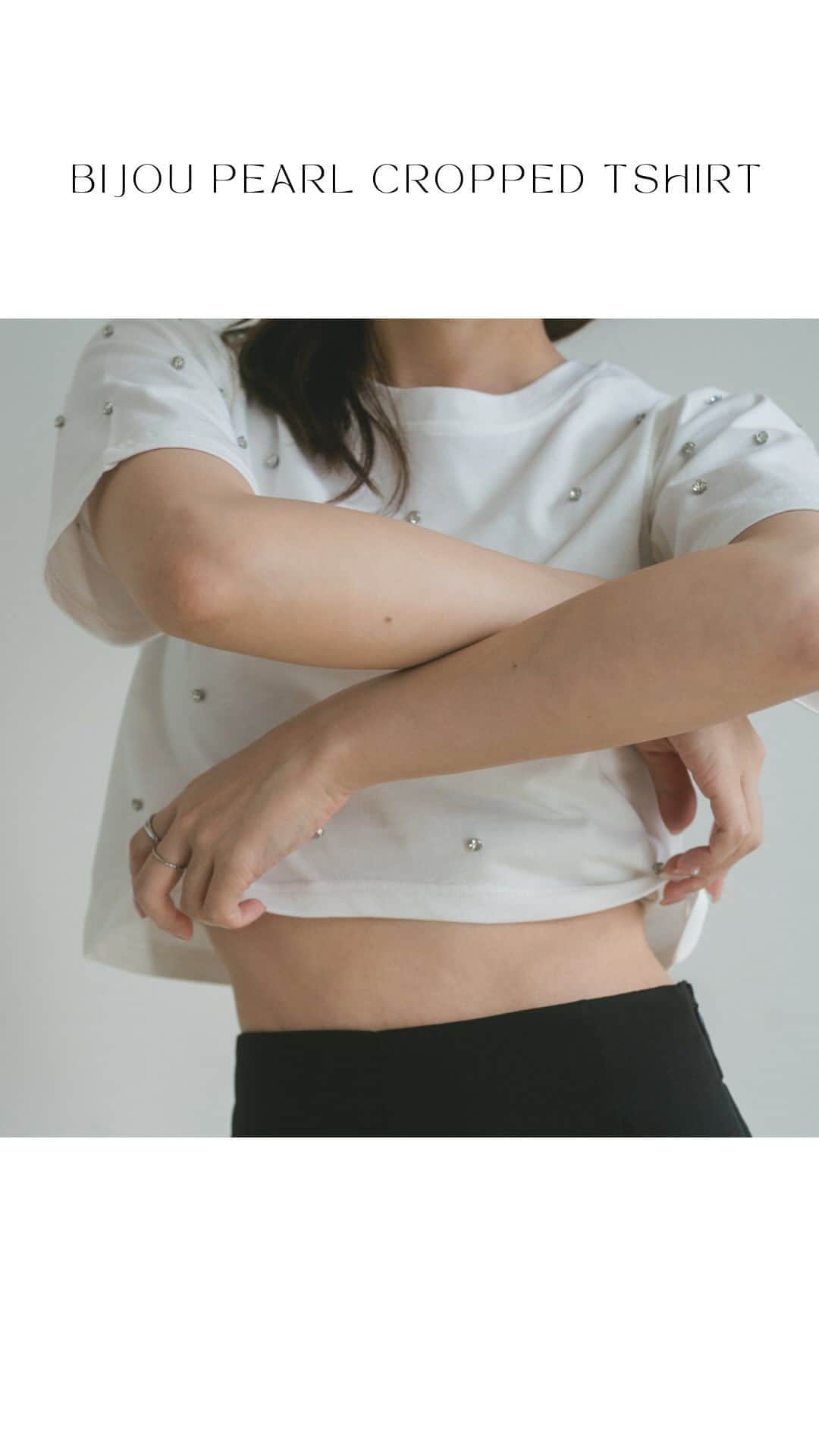 Vannie Officialのインスタグラム：「ビジューパールクロップドTシャツ … Design …  ・トレンドのビジュー＆パール ・前後2WAY着用可能 ・袖のスリットで肌見せ◎ ・前後差ヘムとクロップド丈でスタイルアップ ・コンパクトなサイズ感できゃしゃ見え  … Styling … 夏マストのクロップドTシャツは ビジューやパール装飾付きでクラスアップ デニムやカーゴパンツ、スニーカーで きれいめカジュアルなムードがおすすめ シャツブラウスのインナーとして 隙間からみせるスタイリングも◎  ━━━━━━━━━━━━━━━━━━━━━  透け感：ややあり 裏地：なし 厚さ：普通 伸縮性：ややあり 光沢感：なし  ━━━━━━━━━━━━━━━━━━━━━━ ※詳しくは洗濯タグをご確認ください #vannie_u」