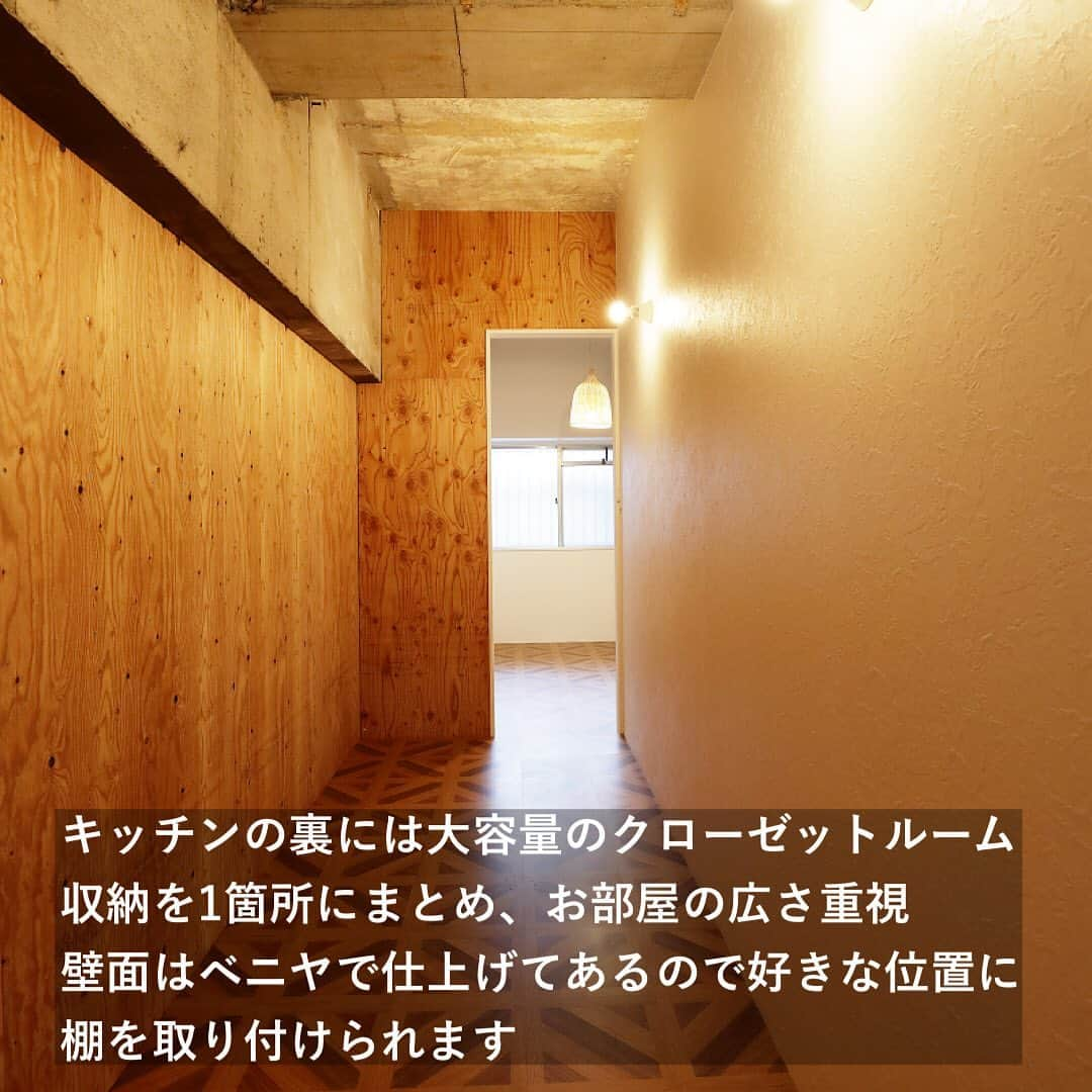 NARAYAさんのインスタグラム写真 - (NARAYAInstagram)「施工事例【North pine】より  〈マンションリノベーション〉  “素材を活かした再生リノベーション” マンション特有のコンクリート素地をそのまま活かし、カッコイイ空間を演出。 元々あった電気の配管も再利用。 年数が経ち、くすんだ色合いが味わいを感じさせます。  ステンレスが輝く業務用のキッチンは広い作業スペースを確保でき、 カウンター下はお客様が好きなように収納する事が可能です。 地下室にあるお洒落なBARをイメージさせるキッチンに仕上がりました。  木材の柔らかさとカラーを取り入れ、無機質になりすぎないようにコーディネート。 現代のインテリアに生まれ変わった再生リノベーション物件の完成です。  ....................................................  NARAYAは岐阜・愛知県を中心に 理想の家づくりをお手伝いするリノベーション専門工務店です。  “リノベーション”は自由なデザインで新しいライフスタイルを実現する、 その人のための家づくり。 アナタの「住みたい！」をリノベーションでカタチにしませんか？  施工対応エリア #岐阜市、#各務ヶ原市、#羽島市、#本巣市、#瑞穂市、#大垣市、#岐南町、#笠松町、#安八町、#関市、#一宮市、#犬山市  ....................................................  その他の事例はHPに掲載されています。 プロフィールのURLからご覧ください🌼 →＠naraya_kensetsu  資料請求・個別相談会・セミナーのご予約 も随時承っております。 お気軽にお問合せください。  ....................................................  #NARAYA #岐阜 #リノベーション #岐阜工務店 #家づくり #マイホーム #インテリア好き #暮らしを楽しむ #ワクワクを届ける会社 #かわいい家 #かっこいい家 #おしゃれな家」6月16日 14時09分 - naraya_kensetsu