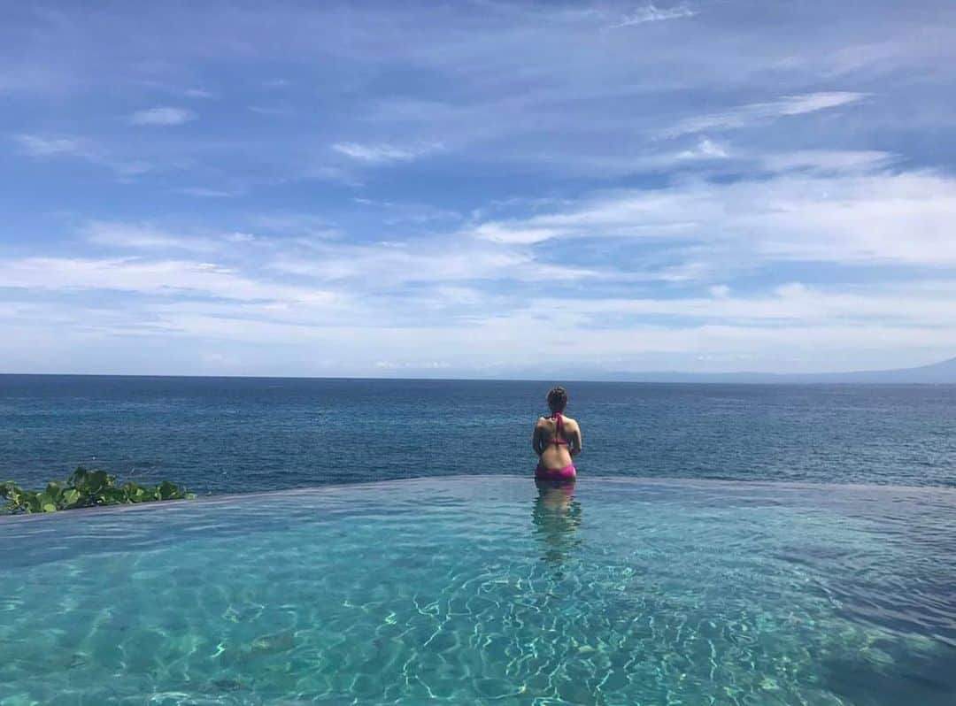 CHERIさんのインスタグラム写真 - (CHERIInstagram)「Feeling sunny side up. Thank you. #ocean#infinitypool」6月16日 14時09分 - hi_cherish.gram