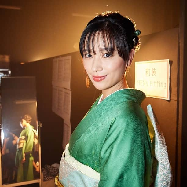 資生堂 さんのインスタグラム写真 - (資生堂 Instagram)「Fashion Cantata from KYOTO 2023 [きらめく私に、恋をする。]  カンタータ和装部会 Hair led by Yumiko Kamada @yumiko.kamada  Makeup led by Kumiko Kurogi @kumiko_kurogi   #ファッションカンタータ #カンタータ和装部会 #京都工芸美術作家協会 #高橋ユウ　さん #西森由貴　@nishimoriyuki____  #fashioncantata #fashioncantata2023 #京都劇場 #kimonobeauty #yumikokamada #kumikokurogi #和装ヘアメイク #鎌田由美子 #黒木久美子 #shiseidohma」6月16日 14時19分 - shiseido_hma