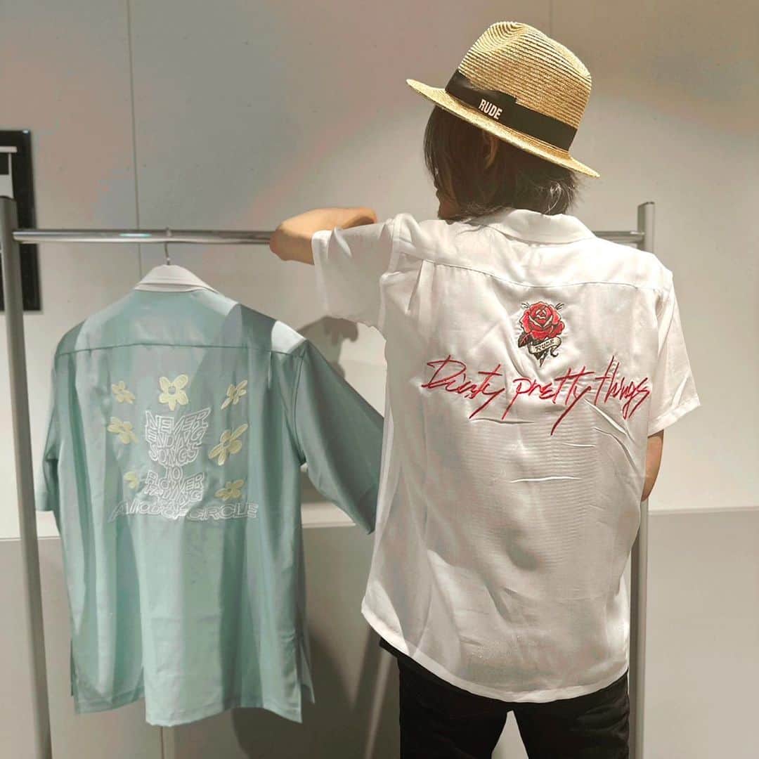 アオキテツさんのインスタグラム写真 - (アオキテツInstagram)「今日は良い天気だねぇ おニューのシャツとグッズのシャツ ギター背負って歩くとせっかくアイロンしてもしわくちゃで悲しくなるなぁ 本日はZepp新宿にてツアーファイナル  #rudegallery」6月16日 14時14分 - tetsuaoki_afoc