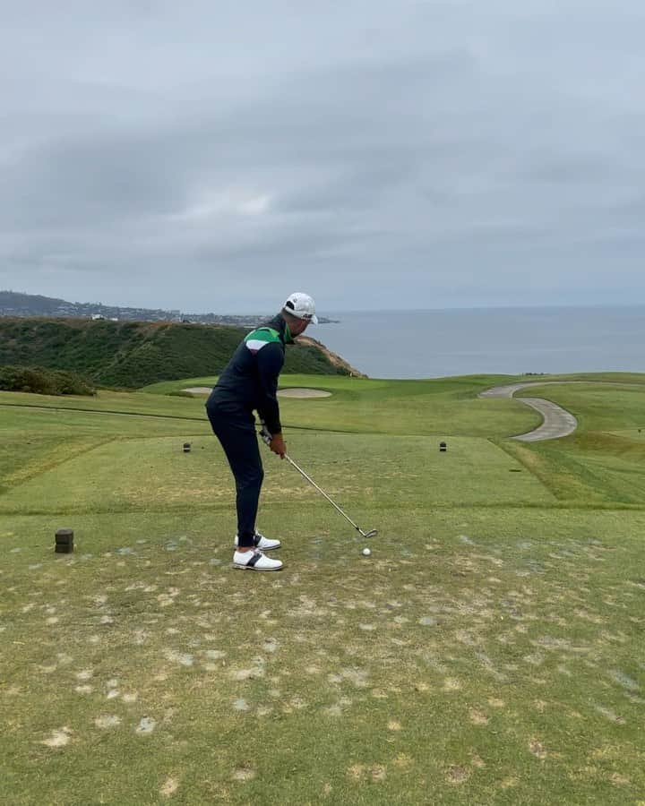 アレックス・チェンバレンのインスタグラム：「There’s something special about playing bad golf in a beautiful place! 🤷🏾‍♂️🐂🏌🏾」