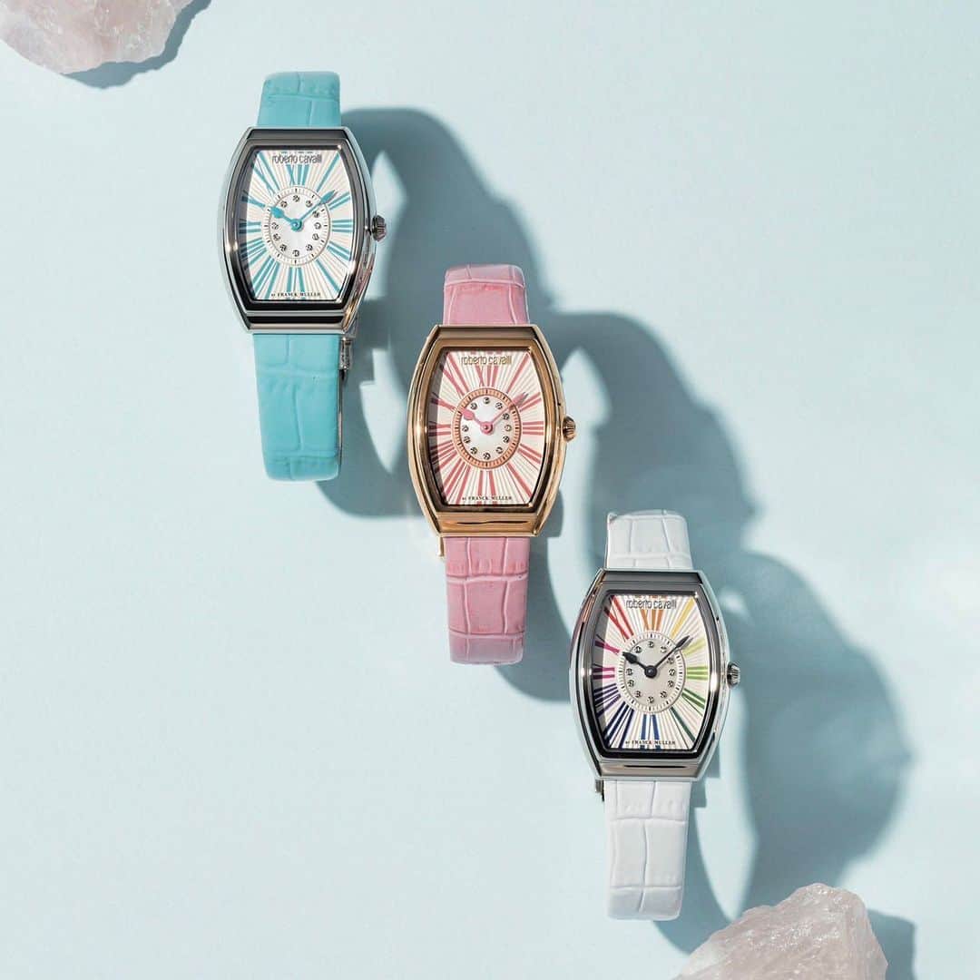 美人百花さんのインスタグラム写真 - (美人百花Instagram)「本物志向のアラサーレディにおすすめな腕時計をご紹介✨  こちらは、イタリアの人気ファッションブランドとスイスの高級時計メーカーがコラボした 「ロベルトカヴァリ バイ フランクミュラー」のもの🤍 多くのセレブが愛用する「ロベルト・カヴァリ」と、憧れ時計ブランド「フランク・ミュラー」の、2大スペシャリストがコラボして誕生した注目ブランドです🎀  使用されている素材もすべて一流❣️ 本革で作られたレザー・ストラップや、耐金属アレルギーで医療用器具にも使用される高級ステンレス316Lのステンレス・スチールをぜいたくに使用し、時計盤の中央には12Pのダイヤモンドつき✨✨  見た目の可愛さと機能性の高さを両立した、 つけるだけで品格をあげてくれるアイテムです😍  アラサー世代は、長く愛せる本物を手にしたいタイミング☘️ オン・オフ問わず毎日愛用できる名品ウオッチを、ぜひ相棒に🦢  （右から）RV2L079L0221 ¥206,250、RV2L079L0261 ¥207,900、RV2L079L0231 ¥206,250／以上株式会社ミスズ  #ロベルトカヴァリバイフランクミュラー #robertocavallibyFRANCKMULLER #腕時計 #ハンダウォッチ #HANDAWatch #オッジミラノ #oggimilano #Billy #ビリー #サルーテカワシマ #FKDインターパーク店 #FKD #クロノスタッフダダみよしアイモール店」6月16日 14時23分 - bijinhyakka