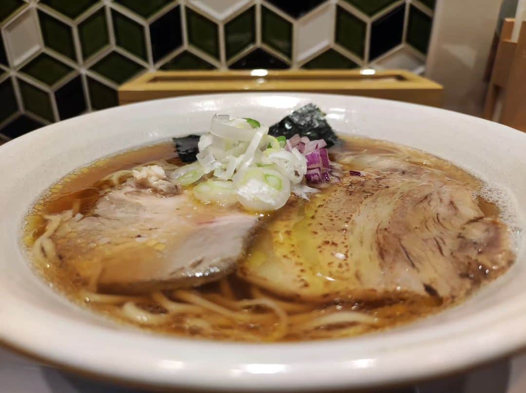 つけMen野郎のインスタグラム：「らあめん 醤油 Homemade Ramen 麦苗 COREDO室町店 麦苗が都心に来てくれた。大森出勤する身だが大森本店はハードル高すぎて出勤日には行けてなかった。コレド店は空いているようでサクッと入店。醤油は優しくいりこ出汁が全面なスープ。中細で角のある麺は歯ざわりのよいしっかりした食感。麺の風味もよくておいしい。 本店がご無沙汰なので今は違うかもしれないが、麦苗っぽさは感じない卒のない一杯でした。」
