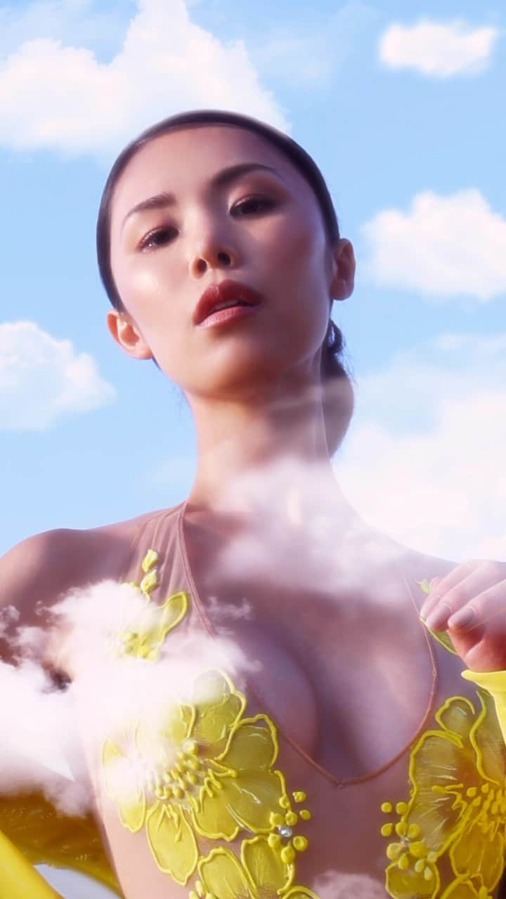 森理世のインスタグラム：「Summer winds 🌤️  #littlebikini」