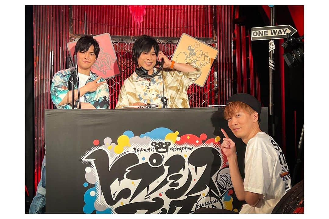 DJ U-ICHIのインスタグラム：「#ヒプ生＋ 2023年4月から6月までのクールでは浅沼くん、岩崎くん、石谷くん（浅沼くは5月まで） 楽しい時間をありがとうございました♪ 三色パンディビジョンという（速水さんから名付けられ） 同じパンでも味はしっかりそれぞれ違うという、まさに三人それぞれの個性が、番組でのフォーメーションがどんどん組み立てられてるような印象を受けましたし、コンビネーションがとても素晴らしいなと思っていました。  振り返ると、#ヒプマイ9thライブ を挟んでたんだと思い、やはりライブに向けてだったり、ライブ後すぐにファンのみなさんへメッセージや感想など伝えられる凄く良い期間だったのではないでしょうか。 更にそれぞれの楽曲についても深掘りすることが出来たり、過去のライブ映像とともにコール&レスポンスや次のライブに向けてなど声出しや歌って欲しいポイントをファンのみなさんへ伝えること、ラスト回ではDJタイムやかなりライブ感があるヒプ生になったのかなと思います。 個人的には、沢山ヒプマイの音楽に触れられている時間が多く感じで楽しい三ヶ月でした♪  登場からセンターステージに行くことはもうないでしょうね！ CROSS A LINEリリース1周年記念日に、リリース時に作ってもらったリメイクTeeと9thの時に被ったベレー帽を組み合わせてみました。  ＊写真はほぼみなさんからいただいた写真です。 #ヒプマイ #djuichi #三色パンディビジョン #ハオノシスマイク ヨコハマのみなさんから打ち上げ呼んでいただきました。」