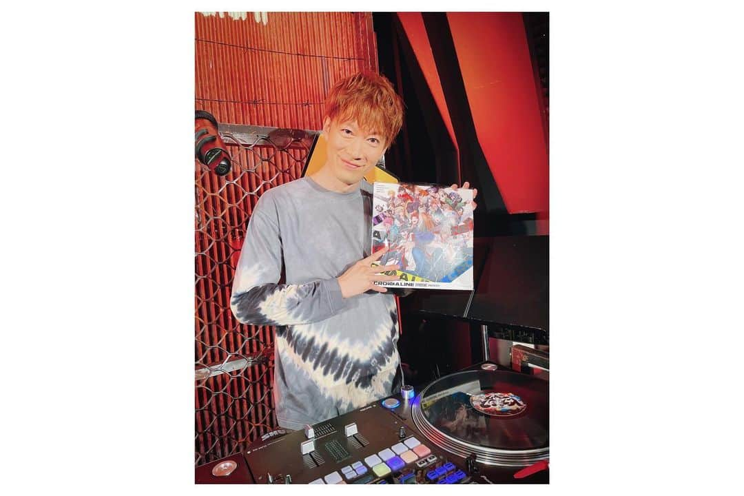 DJ U-ICHIさんのインスタグラム写真 - (DJ U-ICHIInstagram)「#ヒプ生＋ 2023年4月から6月までのクールでは浅沼くん、岩崎くん、石谷くん（浅沼くは5月まで） 楽しい時間をありがとうございました♪ 三色パンディビジョンという（速水さんから名付けられ） 同じパンでも味はしっかりそれぞれ違うという、まさに三人それぞれの個性が、番組でのフォーメーションがどんどん組み立てられてるような印象を受けましたし、コンビネーションがとても素晴らしいなと思っていました。  振り返ると、#ヒプマイ9thライブ を挟んでたんだと思い、やはりライブに向けてだったり、ライブ後すぐにファンのみなさんへメッセージや感想など伝えられる凄く良い期間だったのではないでしょうか。 更にそれぞれの楽曲についても深掘りすることが出来たり、過去のライブ映像とともにコール&レスポンスや次のライブに向けてなど声出しや歌って欲しいポイントをファンのみなさんへ伝えること、ラスト回ではDJタイムやかなりライブ感があるヒプ生になったのかなと思います。 個人的には、沢山ヒプマイの音楽に触れられている時間が多く感じで楽しい三ヶ月でした♪  登場からセンターステージに行くことはもうないでしょうね！ CROSS A LINEリリース1周年記念日に、リリース時に作ってもらったリメイクTeeと9thの時に被ったベレー帽を組み合わせてみました。  ＊写真はほぼみなさんからいただいた写真です。 #ヒプマイ #djuichi #三色パンディビジョン #ハオノシスマイク ヨコハマのみなさんから打ち上げ呼んでいただきました。」6月16日 14時31分 - djuichi_official