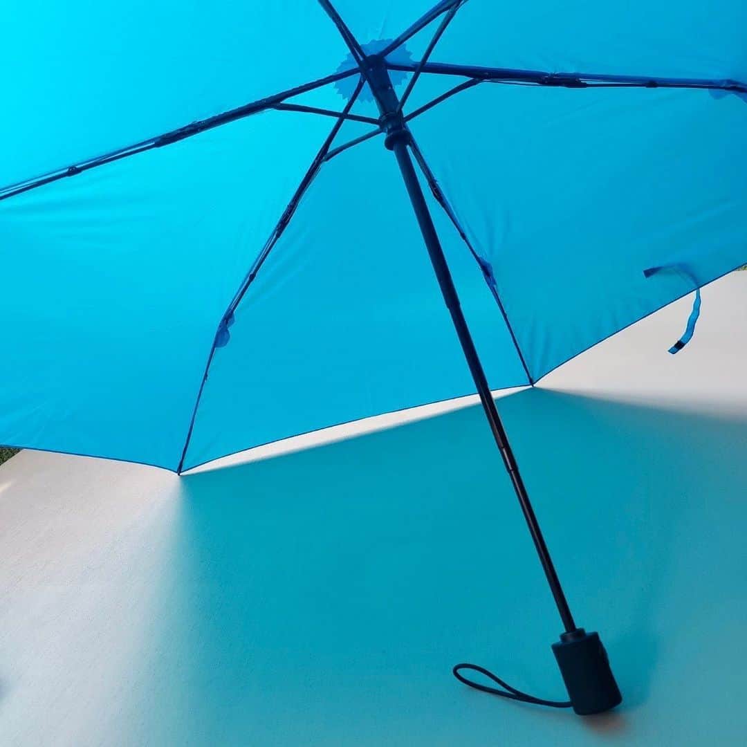 こども ビームスさんのインスタグラム写真 - (こども ビームスInstagram)「【recommend item】 ＜AMVEL＞VERYKAL 自動開閉 折り畳み傘 . 自動開閉傘で世界最軽量の約164グラム‼️  片手で開くことが出来る折りたたみ傘です👍  雨の日のおともにおすすめです🌈  カラー: BLACK、POMEGRANATE、KHAKI、MARINEBLUE、NAVY  ¥5,500(税込)  #verykal #amvel #折りたたみ #折りたたみ傘 #折り畳み傘 #自動開閉傘 #軽量傘 #世界最軽量モデル  #kodomobeams #beams #daikanyama  #こどもビームス #ビームス #代官山 #tokyo #東京 #こどもふく 新作アイテムはプロフィールのリンク🔗からビームス公式サイト、こども ビームスページをチェック❗️ ※お問い合わせにつきましては、お電話にて承ります。」6月16日 14時34分 - kodomo_beams