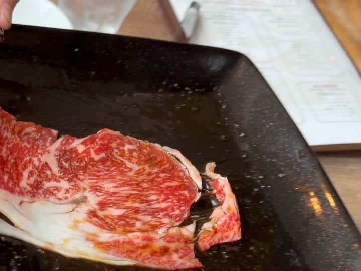 のインスタグラム：「都内コスパNo. 1を目指している黒毛和牛焼肉店「USHIHACHI(うしはち)」渋谷店へ。 オープンは2017年7月。 現在12店舗展開。  今回は店名のついた"うしはちコース"税込で6000円くらいとコスパ最高。 飲み放題は＋2200円(税込)。  渋谷店はロケーションが良く、4階だけど渋谷スクランブル交差点を見下ろせる、デートや会食にもピッタリな立地。 VIPルームは使用料5000円で使える。  オススメなので是非。  #焼肉 #焼肉ushihachi  #焼肉牛8  #焼肉うしはち #黒毛和牛 #コスパ最高  #コスパランチ  #焼肉デート  #東京グルメ #渋谷グルメ  #渋谷ランチ  #渋谷焼肉 #youtube  #わっきーtv」