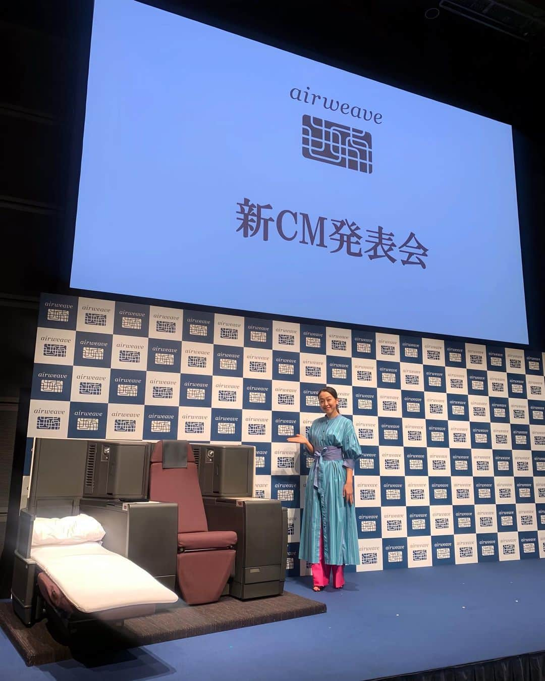 浅田真央のインスタグラム：「「エアウィーヴ」 新ＣＭ発表会がありました。 『JALおもてなし』篇、JALのビジネスクラスにはエアウィーヴが導入されています。上質なおもてなしで良い空の旅をお過ごしください。 『リサイクル』篇、エアウィーヴのマットレスは全てリサイクル可能な素材でできています。環境にも身体にもやさしいです。 エアウィーヴぜひお試しください。」