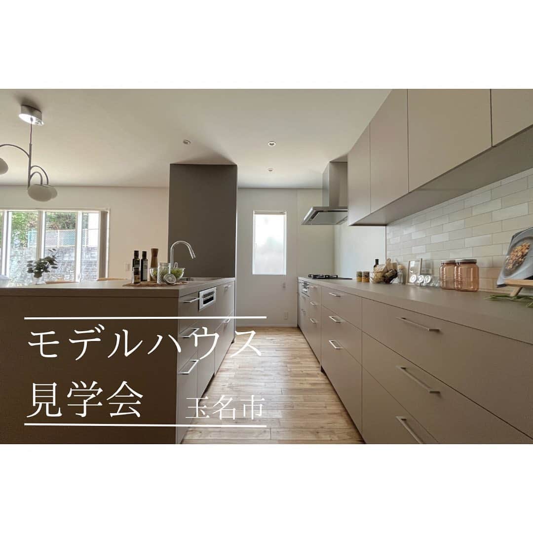有限会社 稲葉製材住宅のインスタグラム：「【モデルハウス完成見学会】  ▪️期間：常時見学可能（予約制） ▪️時間：10:00〜16:00 ▪️場所：玉名市亀甲228-6 ▪️間取：3LDK ▪️構造：木造/平屋  築50年の中古住宅をリノベーションしたモデルハウスです。 スケルトン（骨組み）にし、耐震補強、断熱改修したお家です。 外壁は杉板、床板はオーク、寝室の内装は漆喰と、フェイク品ではなく自然素材を多く利用したつくりです。 キッチンにはグラフテクトを採用し、家具のようなキッチンとなっています。 まるで新築のような空間を是非ご体感下さい。 リノベーション物件ですが新築を検討の方も参考になると思います。  こちらの物件は2023年末までモデルハウスとして活用します。 既に売却が決まっていますのでご了承下さい。 見学は無料ですが、常時スタッフが常駐しているわけではありませんので予約フォームよりご予約お願いします。  #モデルハウス#見学会#完成見学会#オープンハウス#新築#リフォーム#リノベーション#自然と繋がった家#木のある暮らし#木の家#自然素材#家づくり#マイホーム計画 #楽しい暮らし#自然と暮らす#暮らし#家#注文住宅#戸建て#熊本#玉名#山鹿#工務店#ハウスメーカー#稲葉製材住宅#イナバ#イナバの家#sdgs  〜〜〜〜〜〜〜〜〜〜〜〜〜〜〜〜〜〜  【熊本の暮らしに寄り添った工務店】 熊本県北を中心に新築、リノベーションを手掛ける工務店です。 家を建てることがゴールではなく、家を建てたあとの暮らしにフォーカス。 一人ひとりが楽しい暮らしを送れる家をご提案することが重要だと考えます。 素材にもこだわり、県産材を使用したりと人と自然に配慮した熊本らしい家づくりをご提案します。」