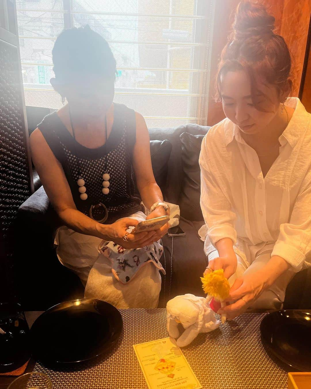 天宮菜生さんのインスタグラム写真 - (天宮菜生Instagram)「. いつも大きなパフェを食べに行っているお店で、始めて小さいパフェを食べに行きました👏( ˊᵕˋ*)ﾊﾟﾁﾊﾟﾁ . ライチって本当に美肌効果あるんですね⭐️次の日お肌がツヤッツヤでびっくりしました💕︎ . 今回一緒に行ってくださったのは、このお二人。 江口ともみさん(@tomomin.eguchi ) MILLEAさん (@milleagram ) . おふたりって本当になんと言うか....素直な自分で居させてくださる不思議な空気感の方で、とても自然で気を使わない本来の私に戻して下さるような素敵な方たちで、お会いすると心が喜ぶのを感じるんです。 . 楽しい時間をありがとうございました♡♡♡  .  #楽しい女子会  #秘密の話  #大爆笑  #ぬいぐるみ撮影会  #隠し撮り  #可愛すぎる . . . . .  #元宝塚  #宝塚og  #パフェ  #シンガー  #リハビリメイクセラピスト  #エステティシャンの卵」6月16日 14時58分 - naoamamiya_official