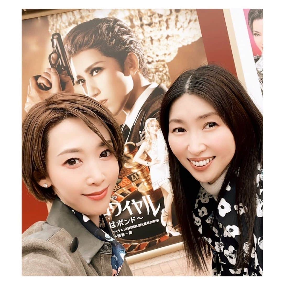 龍真咲さんのインスタグラム写真 - (龍真咲Instagram)「少し前になりますが… すっしーさんはじめゆりかちゃんご卒業おめでとうございました🍾🥂🌟 大好きで大尊敬する#寿つかさ さん🍣すっしーさん。 初舞台#ベルサイユのばら2001  の時に美しくてカッコ良いすっしーさんに落ちまして。。お手伝いをさせて頂いておりました🥰初舞台生の袖の待機場所から薔薇タンを少しでも観ようとして身を乗り出して怒られたり、今考えたら絶対迷惑だっただろう寿司の付いたスリッパを作ってお渡ししたり、お食事に連れて行ってもらった時に当時流行っていたプリクラを撮りたいと懇願したり…笑。すっしーさんすみませんでした🙏懐かしい青春の思い出ですっ💓 月組配属になってからも確実なアドバイス下さり…素敵な男役であり、オシャレな女性としても憧れるすっしーさんはこれからも憧れです！！！ 自分が卒業してもこうして楽しめる宝塚、またファンに戻る事のできる世界ってそうないなって改めて感じてます😊  丁度1年前🇮🇹ヴェネチアに行っていて007シリーズの映画を見直してました📽️007はゴッドファーザーに続く大好きな映画なのでこういう作品が宝塚で公演されるのは嬉しいです⤴︎  1789星組さんも再開が楽しみですね🩵  #007  #1789バスティーユの恋人たち   この日は @junbloomer とペアルック👗 観劇前はIZUMIさんでオムライス🍽️」6月16日 15時02分 - masaki_ryu