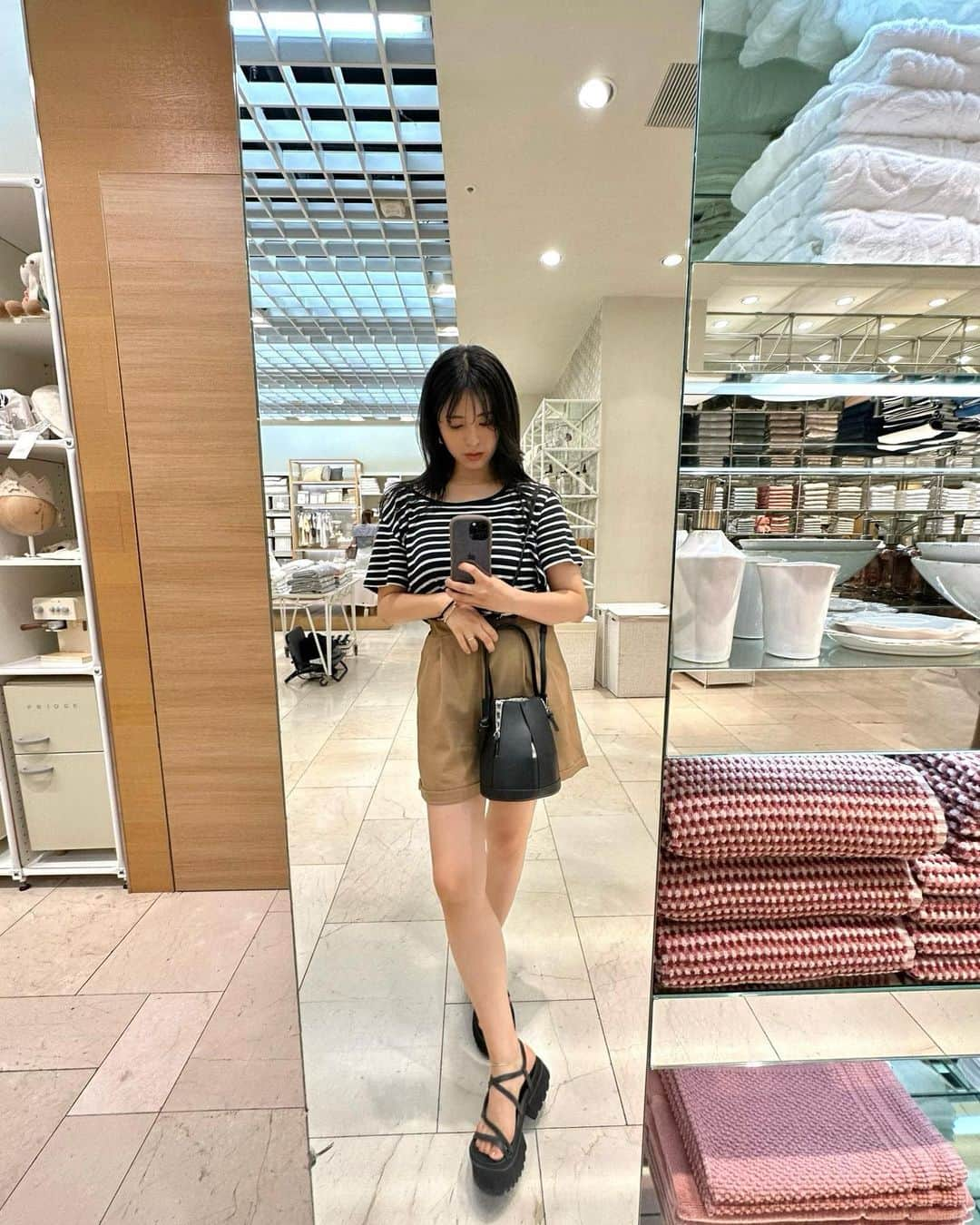 柳いろはのインスタグラム：「＿＿＿＿＿＿＿＿＿  美容院帰りにshopping👡  暑いときは楽コーデが優勝(^^)v  #ootd」