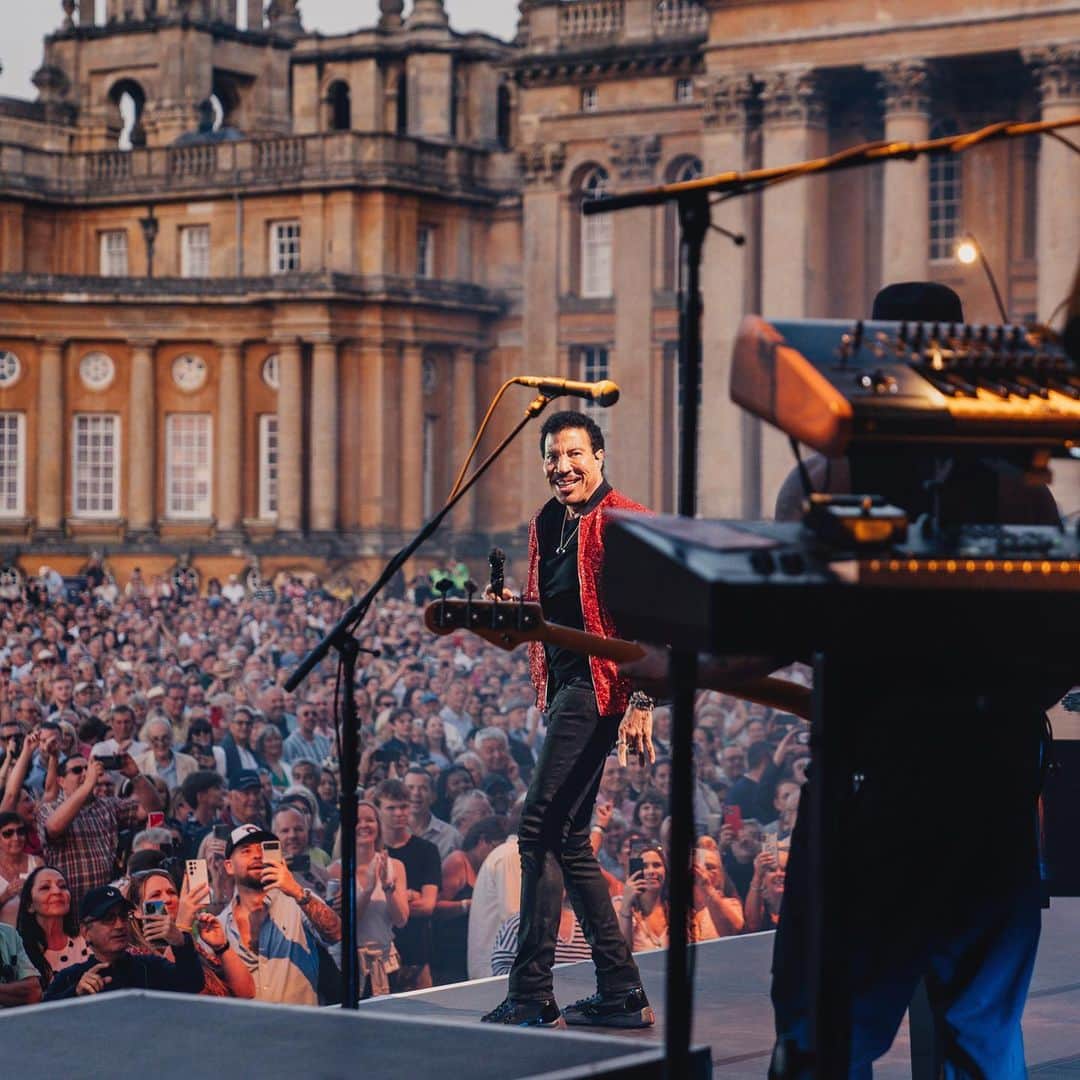 ライオネル・リッチーのインスタグラム：「About last night // Thank you for the “early” birthday song! 🙏🎵🥳 Feeling blessed   📷 @shotby__al」