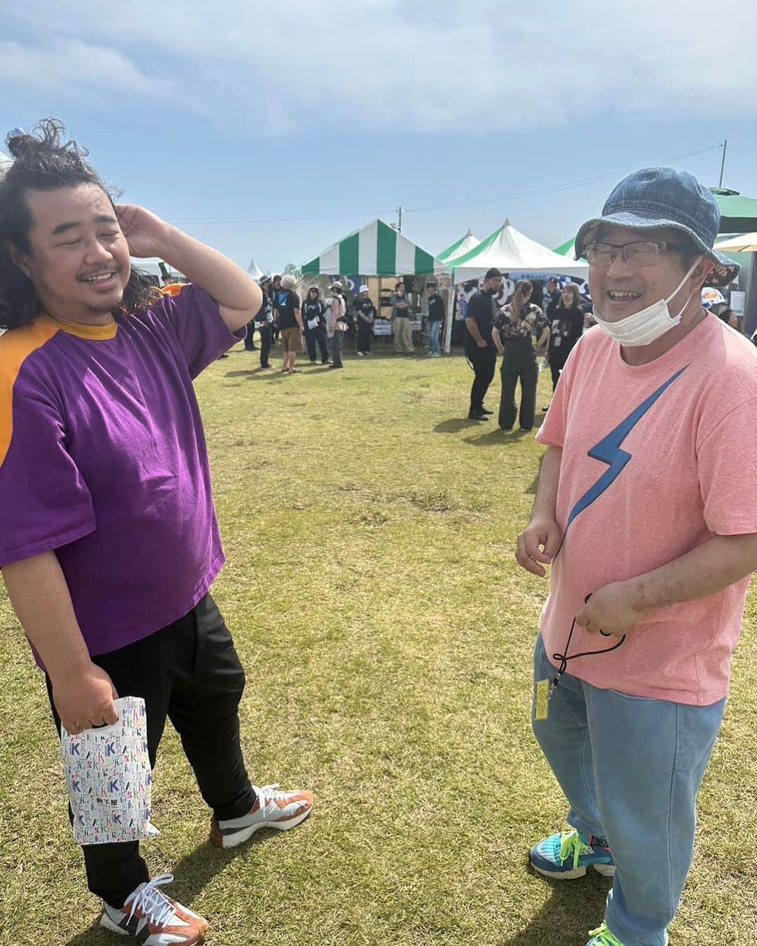 山口隆のインスタグラム：「今日は近藤洋一くんの誕生日㊗️ 近藤くんには先を見通せる不思議力があって、でももっと凄い事は、三人で決めた事は、おそらく上手くいかないと本人にはわかってても、僕らと一緒に飛び込んでくれる所なんだ。だからベースのプレイもあんなに超グレイトなんだぜ！ 生まれてきてくれてありがとうだぜ🤝  写真　Yo-King 先輩」