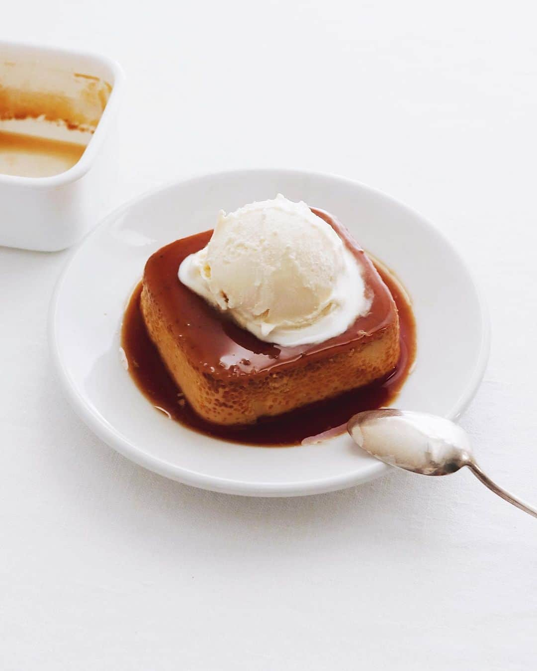 樋口正樹のインスタグラム：「Homemade Pudding 🍮 . おやつにプリンのバニラのせ。 ３日前に作った蒸しプリンに 今回はＭＯＷのバニラのせて😋 . プリンって２、３日寝かした ほうが断然おいしいのかしら？ 中央のまったり感が増してる！ . 型は野田琺瑯のスクウェアＳ。 ほんの少し大きめのプリンを 作るのにぴったりなサイズ感👍 @nodahoro . . . #プリン #冷たいおやつ #デザート #蒸しプリン #自家製プリン #MOW #mowバニラ #野田琺瑯 #nodahoro #whiteseries #Pudding #homemadepudding」