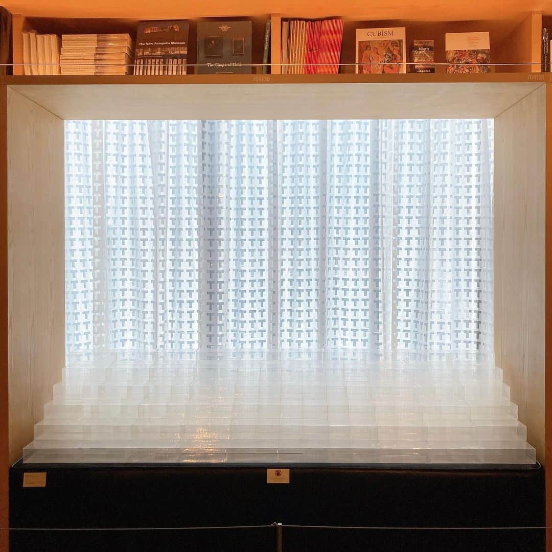 銀座 蔦屋書店さんのインスタグラム写真 - (銀座 蔦屋書店Instagram)「横溝美由紀 作品展「invisibility」   6月16日（金）～7月9日（日）の期間、アーティスト・横溝美由紀の新作をご紹介する作品展を開催いたします。  開催を記念して、2021年に出版された作品集『MIYUKI YOKOMIZO』にオリジナルのドローイングが付属した特別版を販売いたします。  アーティスト・横溝美由紀は、これまでに「目には見えないもの / 不確かなもの」を主題としたインスタレーションを多数発表してきました。  この6月には東京都内の3か所で個別に横溝作品の展示が企画されており（※）、銀座 蔦屋書店のアートブックフロアで開催する新作展「invisibility」は、その一会場となります。  本展では、近年取り組んでいる平面作品「still water」シリーズを中心に、キャンバス作品、ドローイング作品、テーブルピースインスタレーション作品を展示・販売。いずれも「時間 空間 光」を重視したミニマルな作品によって構成されます。  これまでも展示場所の特性を活かしたインスタレーションを得意としてきた横溝が、「知の集積地」である書店で開催することを意識し、多角的な視点から空間へアプローチします。交わる視線の先に立ち現れる、新たな光景を会場にてお楽しみください。  ※GALLERY RIN 麟（東京・京橋）にて横溝美由紀個展「still water」を開催（6月6日〜6月30日）。同じ京橋エリアに位置するアーティゾン美術館にて開催の「ABSTRACTION 抽象絵画の覚醒と展開 セザンヌ、フォーヴィスム、キュビスムから現代へ」においても、横溝の作品群が展示されます（6月3日〜8月20日）。  また本展の開催に合わせ、2021年に出版社HeHeより出版された作品集『MIYUKI YOKOMIZO』にオリジナルのドローイングが付属した特別版を、銀座 蔦屋書店の店頭で販売いたします。このドローイングは2017年、東郷青児記念損保ジャパン美術館（現SOMPO美術館）にて発表されたインスタレーションの一部として制作されています。  ■横溝美由紀『MIYUKI YOKOMIZO』ドローイング作品付き特別版（数量限定）  2021年にHeHeより出版された作品集にオリジナルのドローイングが付属した特別版です。  今回の展覧会の開催に際して、銀座蔦屋書店店頭のみで販売します。ドローイングは2017年、東郷⻘児記念損保ジャパン美術館（現SOMPO美術館）にて発表されたインスタレーションの⼀部として制作され、横溝美由紀作品集の66-67pに掲載されています。  ※数量限定につき、なくなり次第、販売終了となります。 ※通常版作品集（ドローイング付属なし・サインなし）の販売もございます。 ※付属するドローイングは、2021年に発売した『【特装版】横溝美由紀｜MIYUKI YOKOMIZO 』に付属した作品とは異なります。  販売場所｜銀座 蔦屋書店店頭 定価｜4500円（税別） 判型｜B5判変型（230 × 215 mm）／172ページ／ハードカバー（クロス貼り＆刺繍） テキスト｜日本語／英語  [作品の販売について] 平面・インスタレーション作品については、6月16日（金）より銀座 蔦屋書店の店頭にて販売いたします。  ※一部作品は、6月20日（火）よりアートのオンラインマーケットプレイス「OIL by 美術手帖」でも販売予定です。 ※作品はプレセールスにて完売している場合がございます。 https://oil.bijutsutecho.com/gallery/730  横溝美由紀 作品展「invisibility」 会期 2023年月6月16日（金）〜7月10日（月） ※終了⽇は変更になる場合があります。 時間 当店Webサイトをご確認ください。 会場 銀座 蔦屋書店書店内　アートブックフロア 主催 銀座 蔦屋書店 協力 ART OFFICE OZASA、HeHe お問い合わせ　03-3575-7755(営業時間内) / info.ginza@ccc.co.jp  ▶詳細はこちら https://store.tsite.jp/ginza/event/art/34112-1715200608.html  #横溝美由紀 #現代美術 #現代アート #インスタレーション #インスタレーション作品 #展覧会＃MiyukiYokomizo #contemporaryart #contemporaryartist #abstraction #abstractpainting #installation #exibition #当代艺术 #tokyo #tokyoart #tokyoartgallery #gsix #ginzasix #銀座 #蔦屋書店 #ginza #銀座蔦屋書店 #ginzatsutayabooks #tsutayabooks @yokomizo_miyuki_studio」6月16日 15時33分 - ginza_tsutayabooks