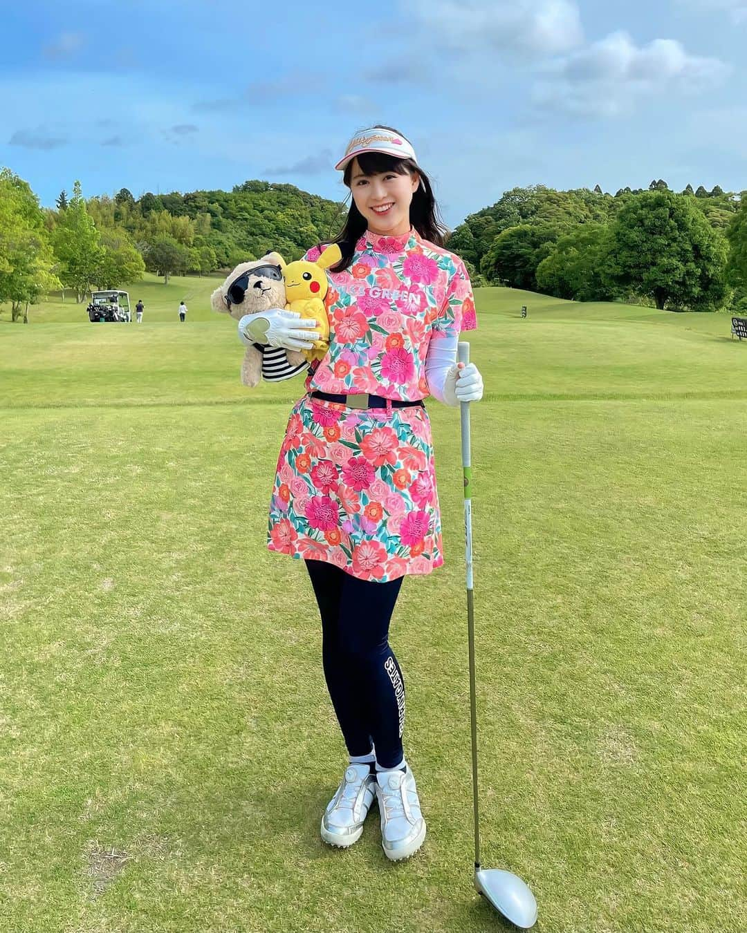 藤本真未さんのインスタグラム写真 - (藤本真未Instagram)「* 5月末に20回目のラウンド⛳️ 表参道の鉄板焼きDOMINANTさん主催のゴルフコンペ🏌️‍♀️ 「第三回肉フェス」に参加させていただきました🥩 * 📍長南パブリック * この日のコーディネートは、 @kissonthegreen 様のプレゼントキャンペーンでいただいたCM着用コーデ🌺(ウェア・サンバイザー・グローブ) * こんなに華やかなウェアは初めてだったのですが、気分が最高に上がりました🥳❤️ ゴルフ場にとっても映える⛳️着心地も良かったです☺️ * 指先が空いているグローブもとても使いやすかった✨ 着けたままタッチパネルの操作ができるので、スコア入力もしやすかったです👉 * スコアは全然良くなかったけど🤭笑 ハンデに上手くハマってこの日は20/32位🙌 立派なお肉をゲットしました〜🥩 * #manamigolf #ゴルフ #golf  #ゴルフ女子 #ゴルフラウンド #ラウンド #美里ゴルフ倶楽部 #🏌️‍♀️ #⛳️ #ゴルフコーデ #kissonthegreen #キスオンザグリーン  #ゴルフ好きな人と繋がりたい」6月16日 15時35分 - manamifujimoto108